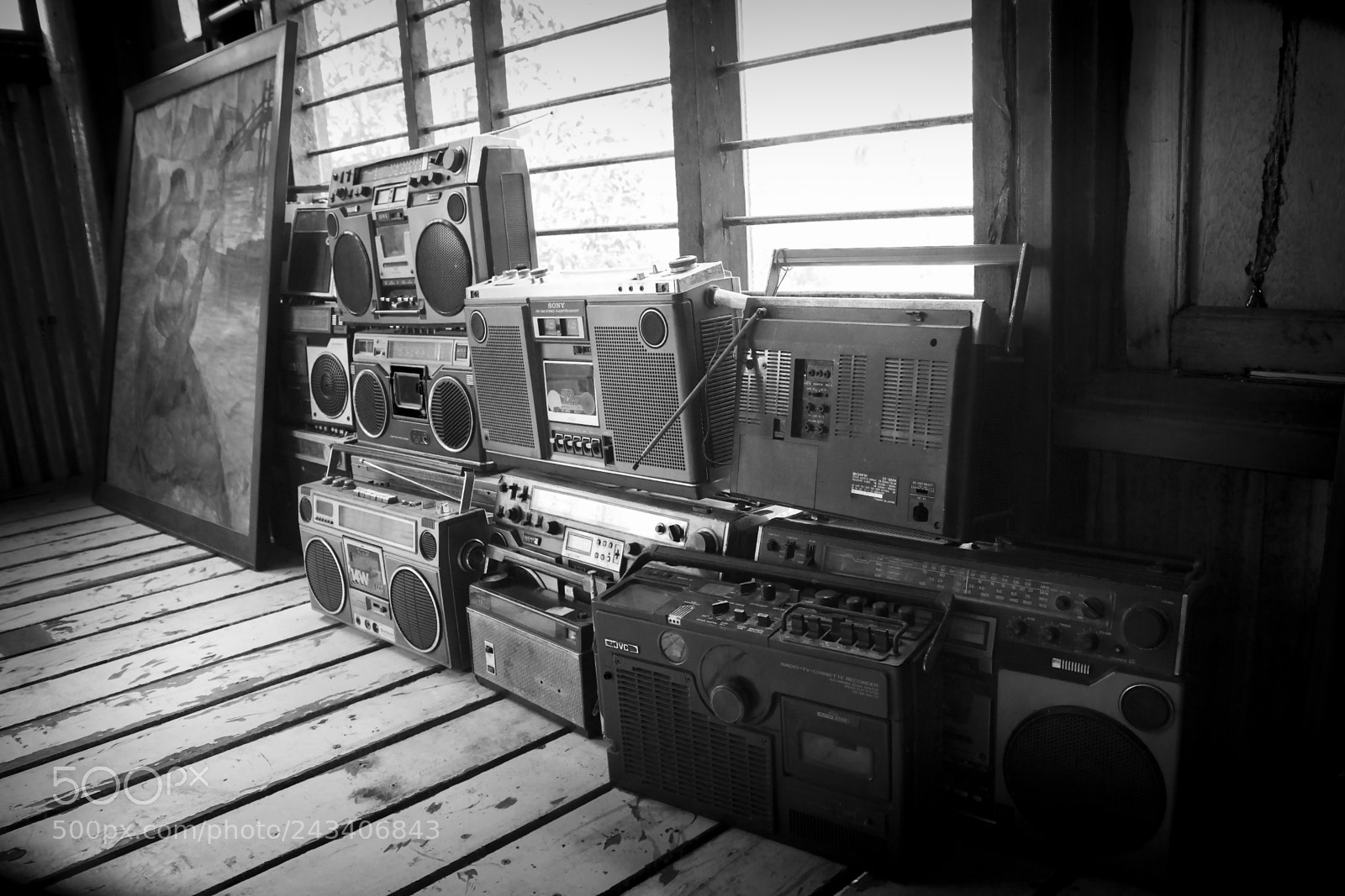 Canon EOS 60D sample photo. Old broken radio photography