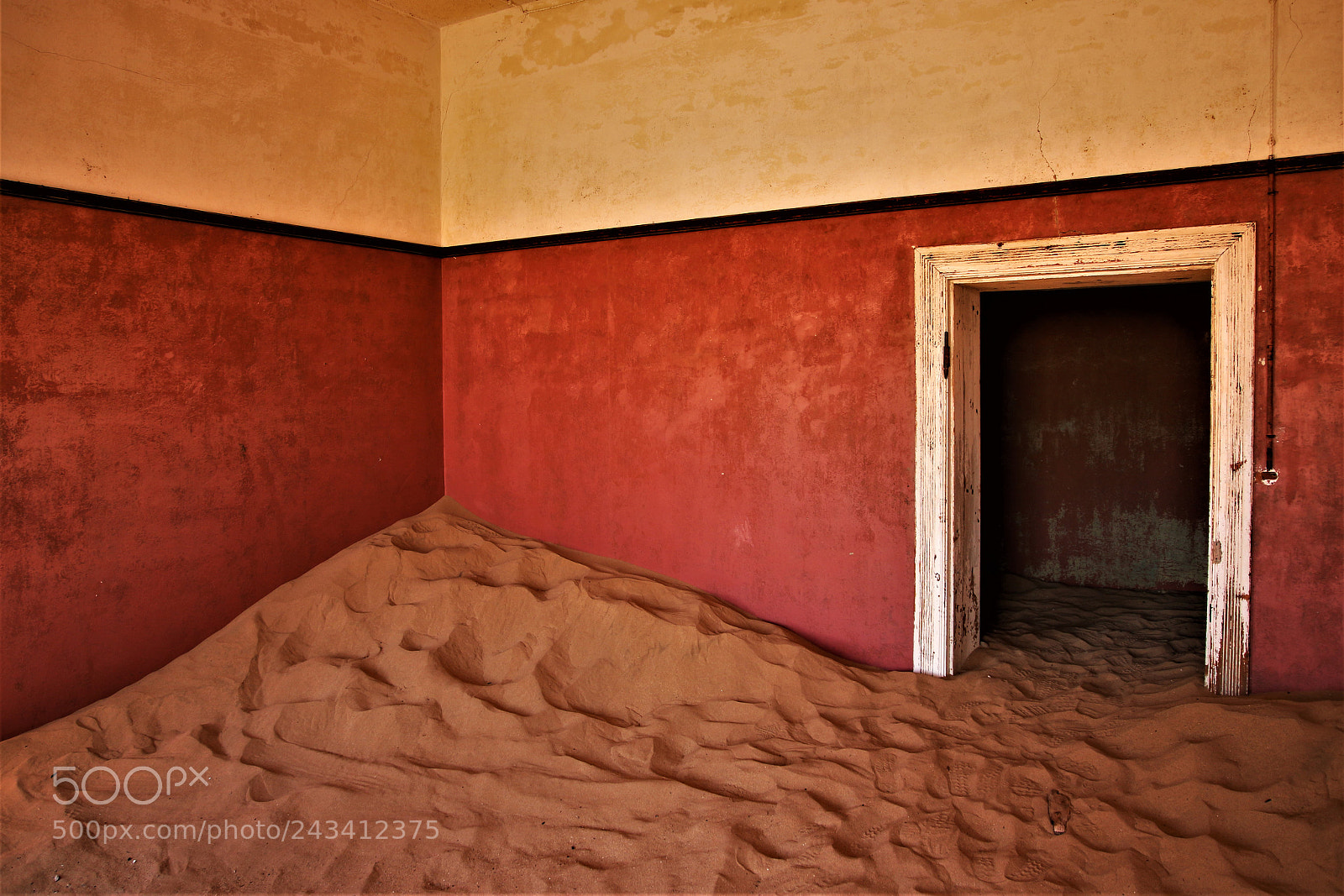Canon EOS 100D (EOS Rebel SL1 / EOS Kiss X7) sample photo. Red wall photography