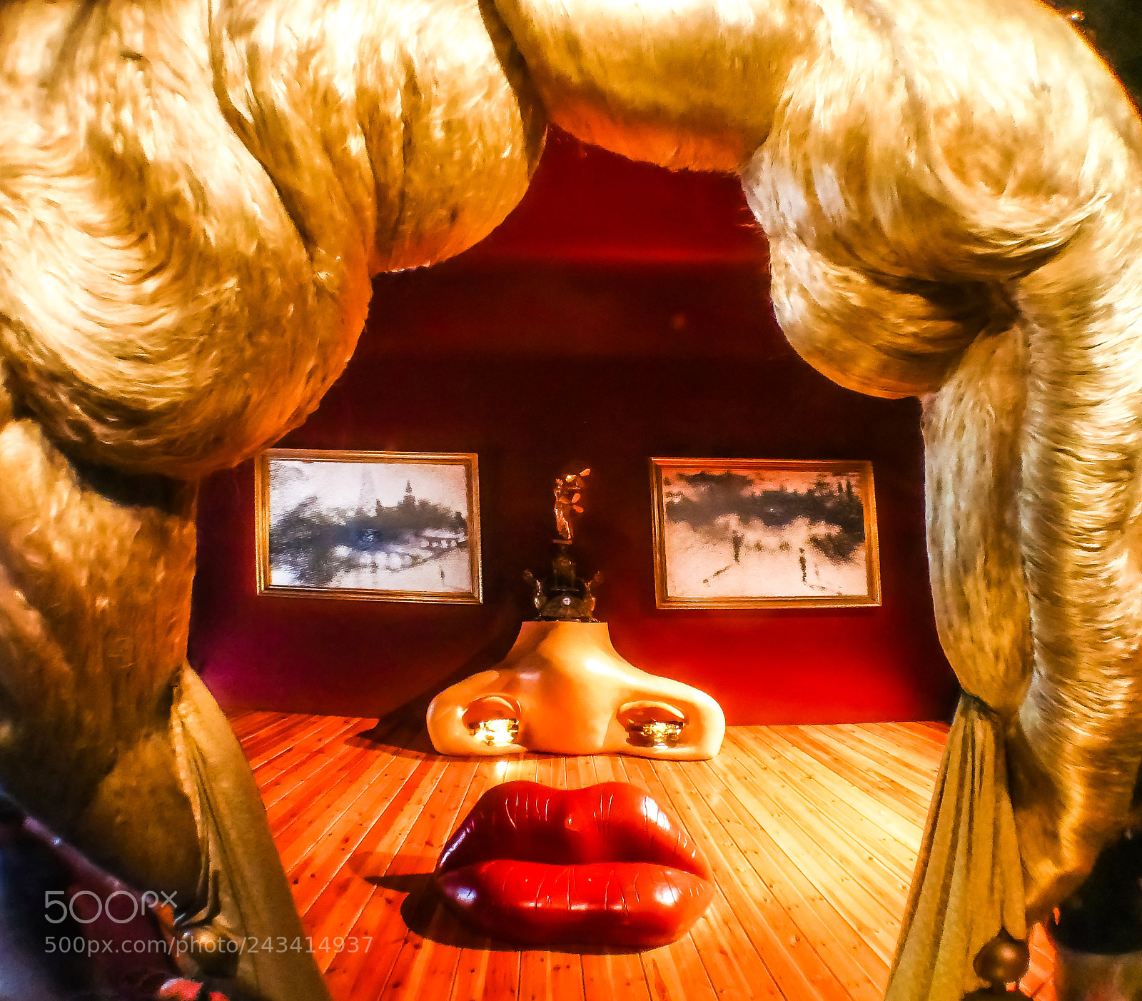 Panasonic Lumix DMC-FZ1000 sample photo. Mae west lips sofa photography