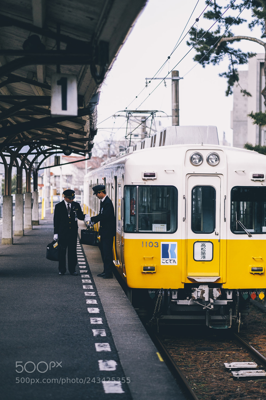 Fujifilm X-T2 sample photo. Kotoden-kotohira sta. photography