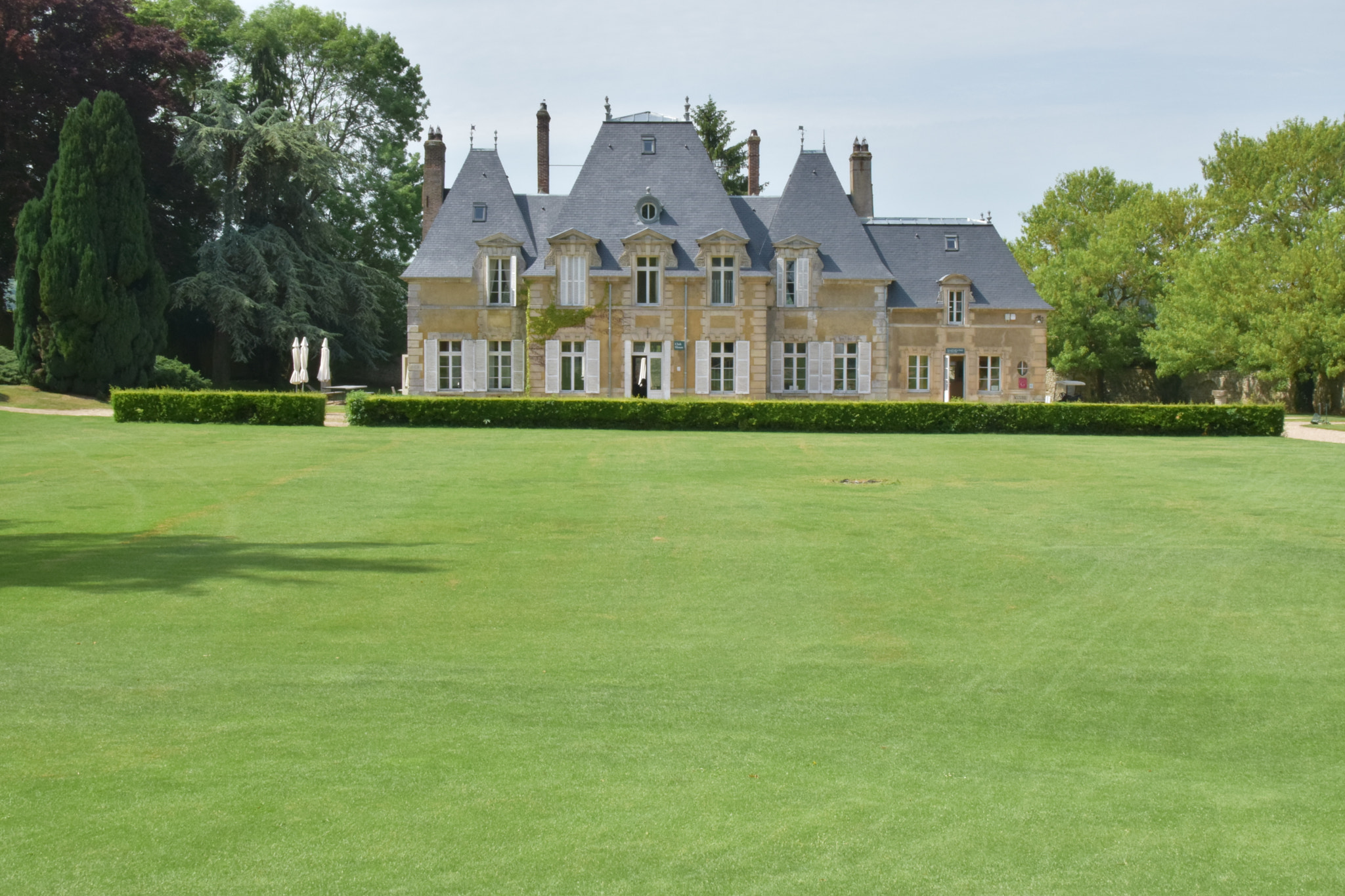 Nikon D5300 + Nikon AF-S DX Nikkor 35mm F1.8G sample photo. Rebetz  golf club house photography