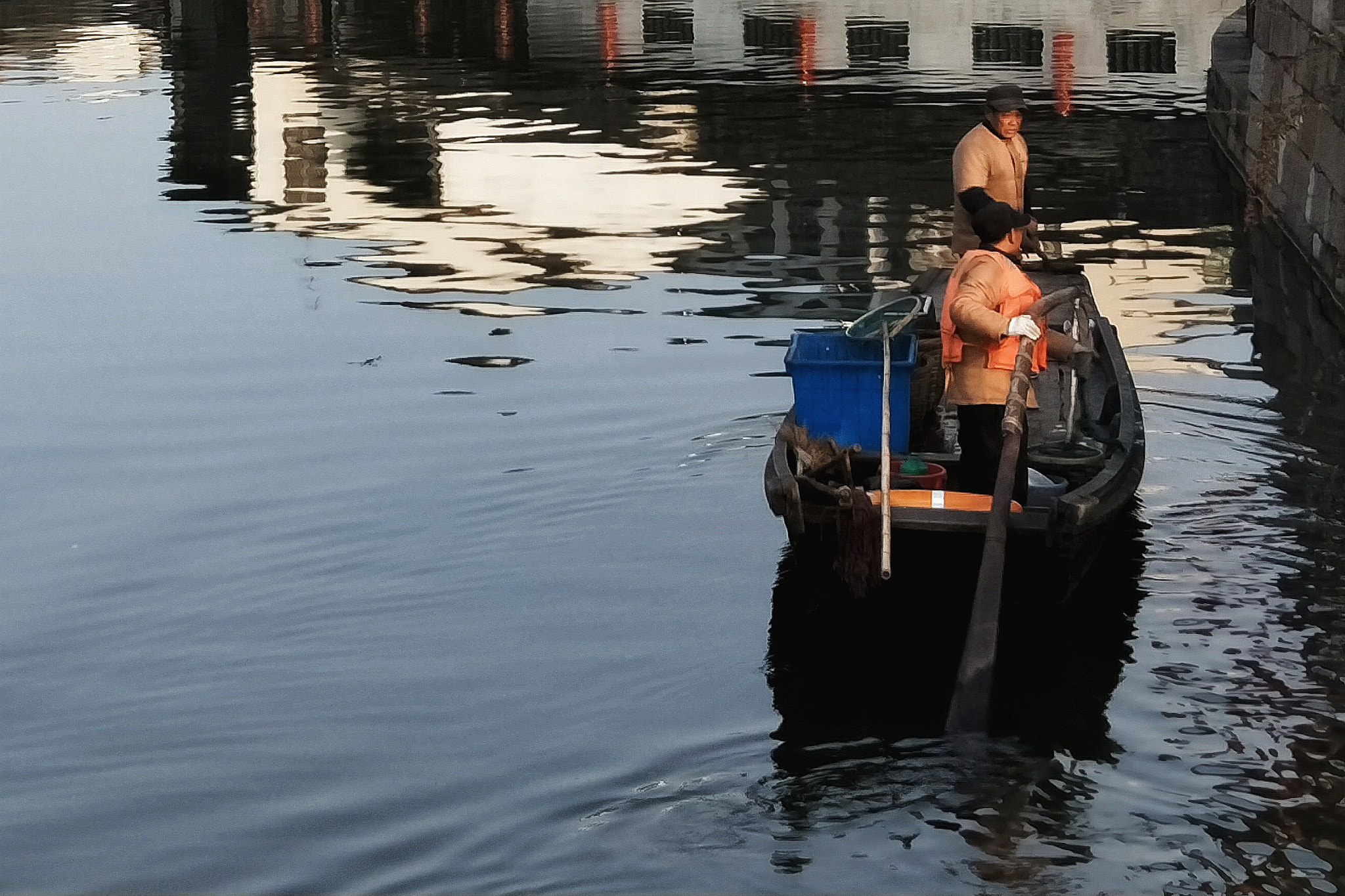 OPPO R11 sample photo. Cleaners in the river photography