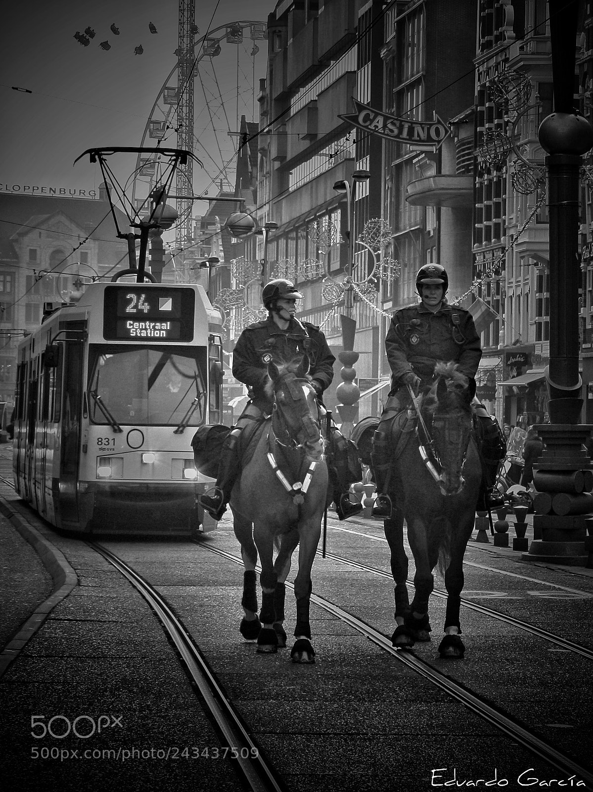 Canon EOS 1000D (EOS Digital Rebel XS / EOS Kiss F) sample photo. Ámsterdam police b&w photography