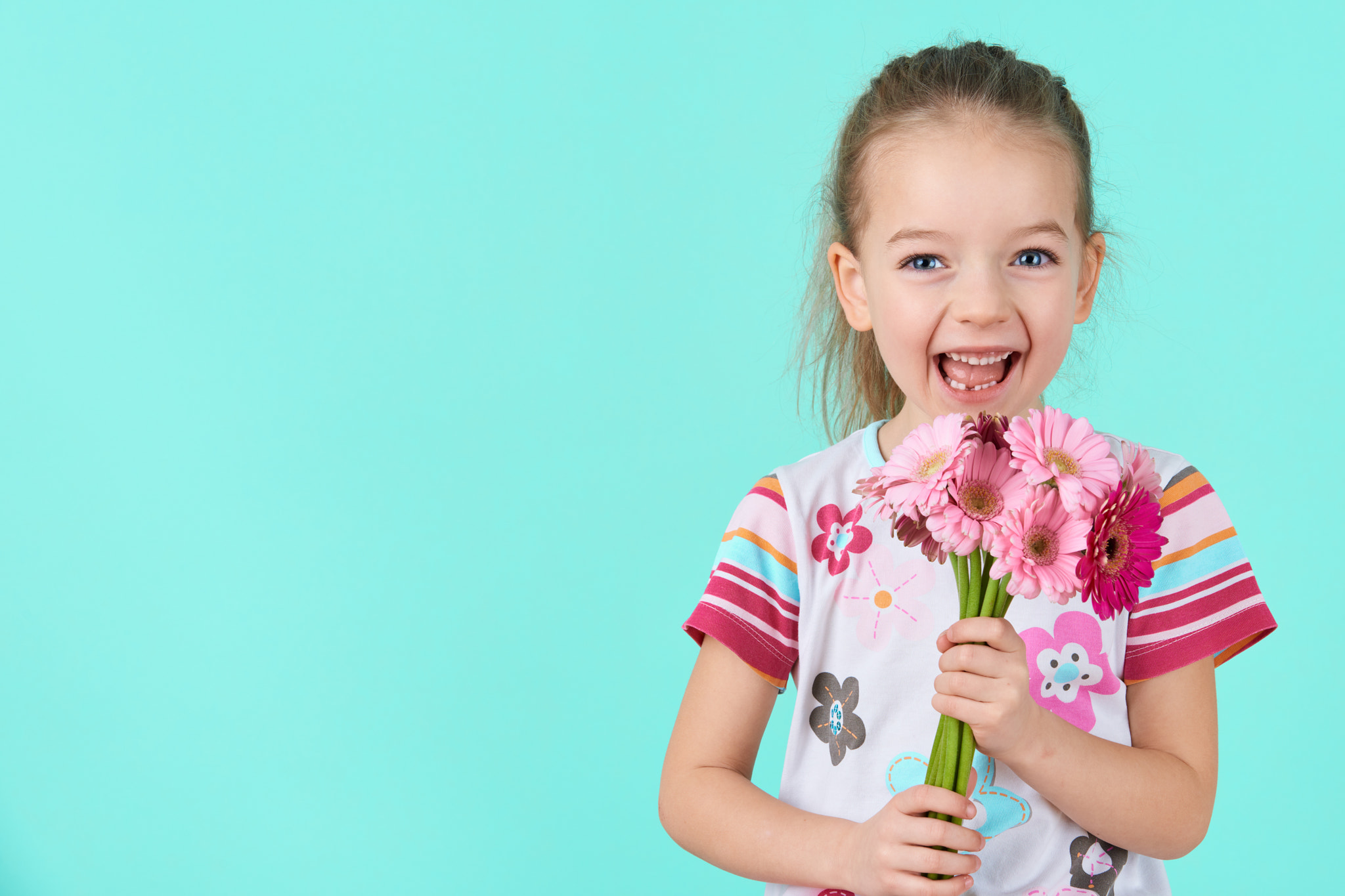 Nikon D810 + Nikon AF-S Nikkor 70-200mm F2.8G ED VR sample photo. Adorable little girl with cheeky smile and face expression holding bouquet of pink gerbera... photography
