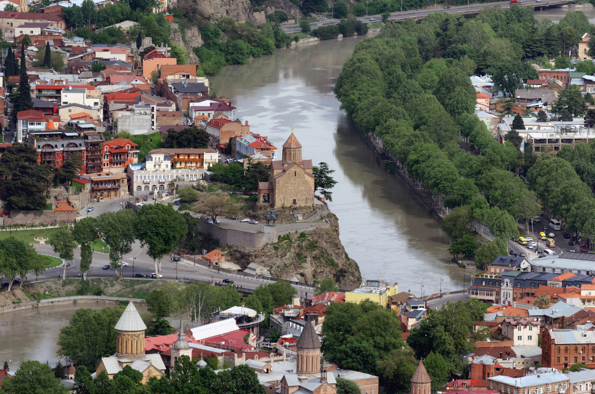 Canon EOS 550D (EOS Rebel T2i / EOS Kiss X4) + Sigma 50-200mm F4-5.6 DC OS HSM sample photo. Tbilisi photography