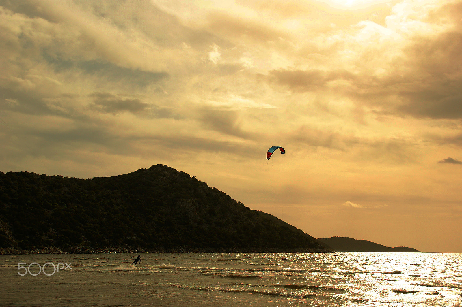 Sony DT 18-200mm F3.5-6.3 sample photo. Running on gold ... ! photography