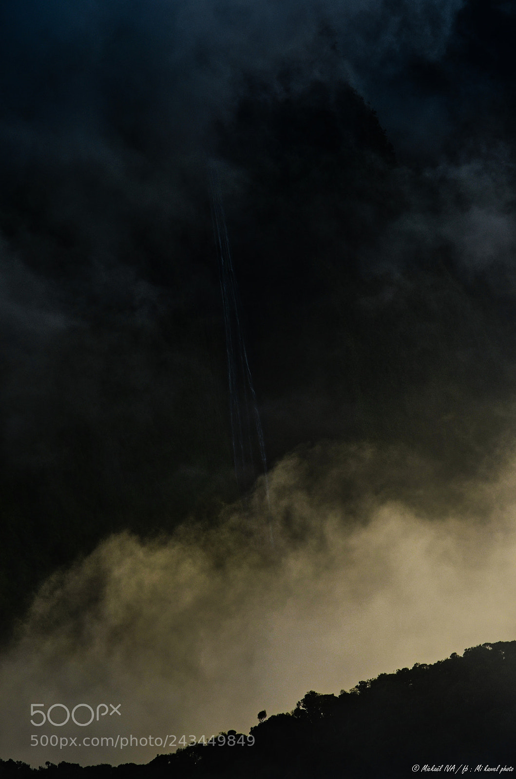 Nikon D5100 sample photo. Cascade dans les nuages photography