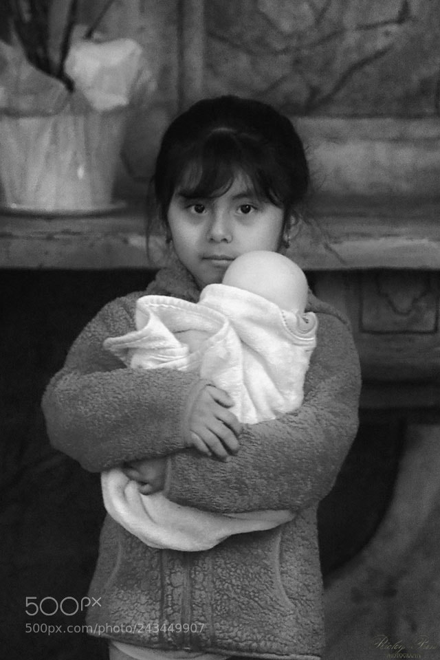Olympus OM-D E-M1 Mark II sample photo. Girl with the doll photography