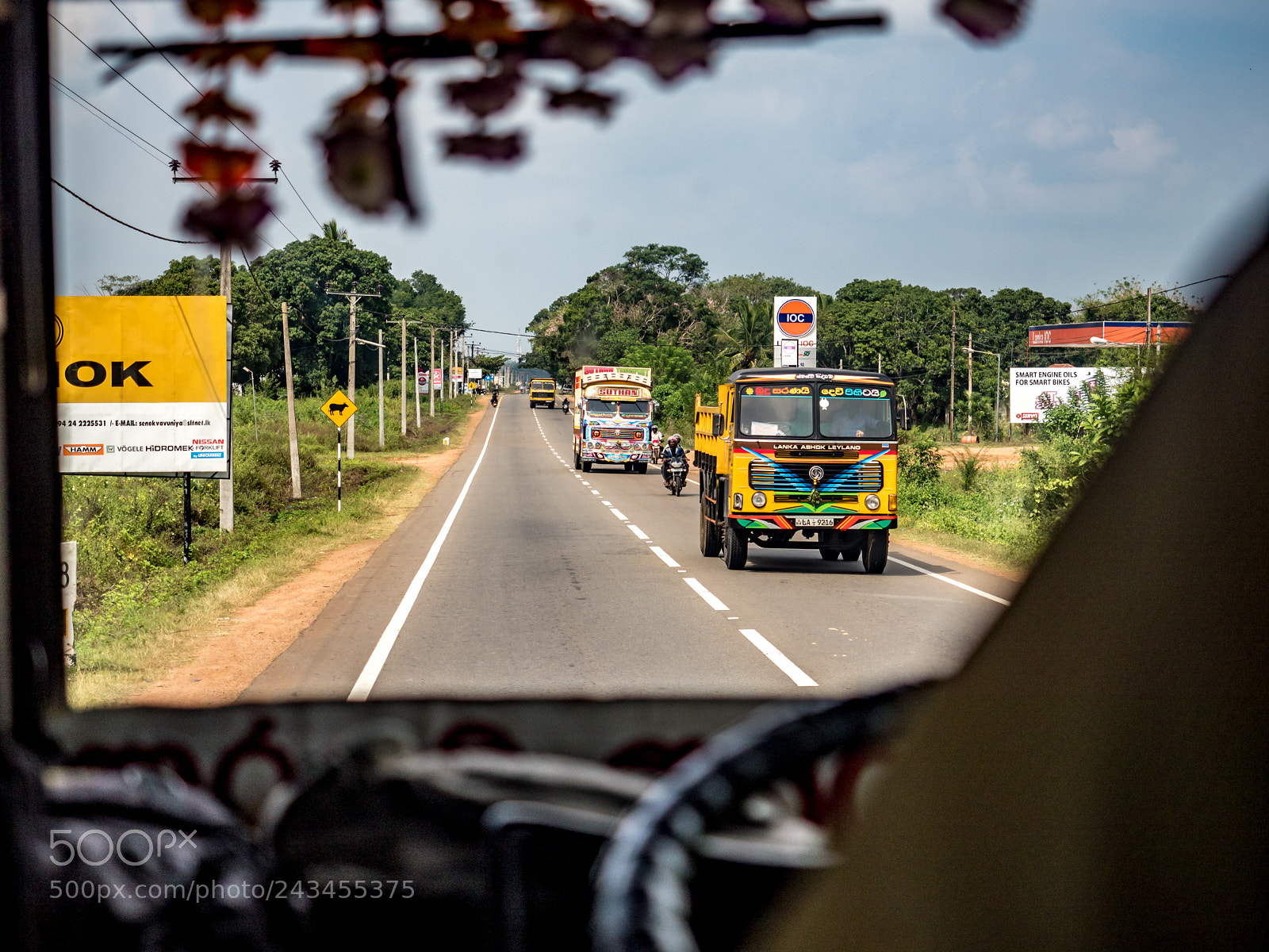 Olympus OM-D E-M5 II sample photo. Oncoming traffic tame on photography