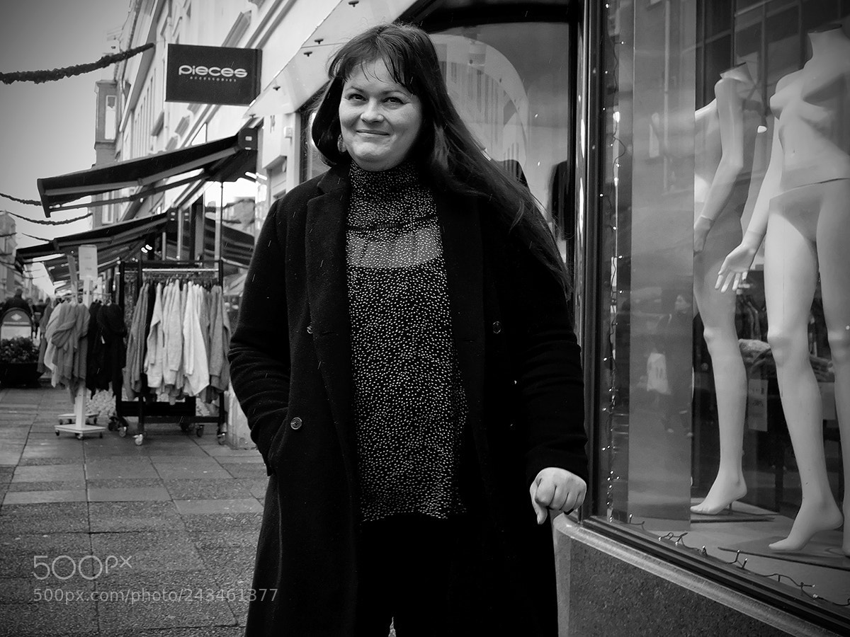 Fujifilm X-Pro2 sample photo. Rainy day smile photography