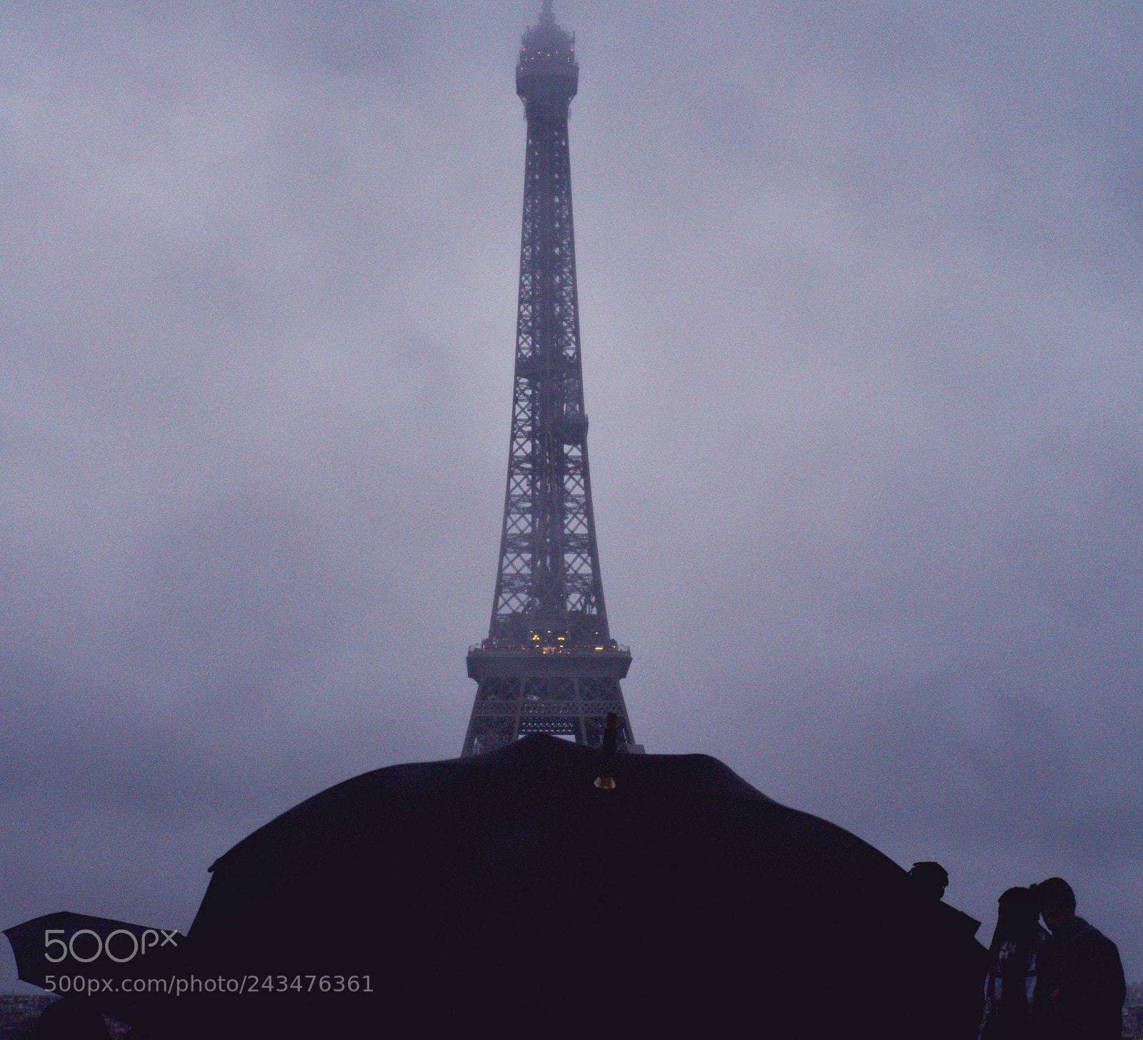 Fujifilm X-T2 sample photo. Umbrellas under the eiffel photography