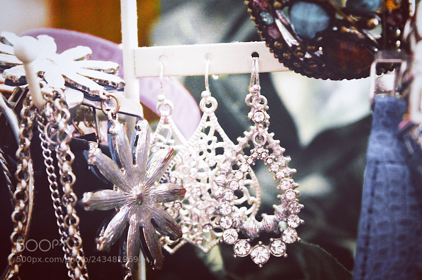 Canon EOS 1300D (EOS Rebel T6 / EOS Kiss X80) sample photo. Snowy earrings photography