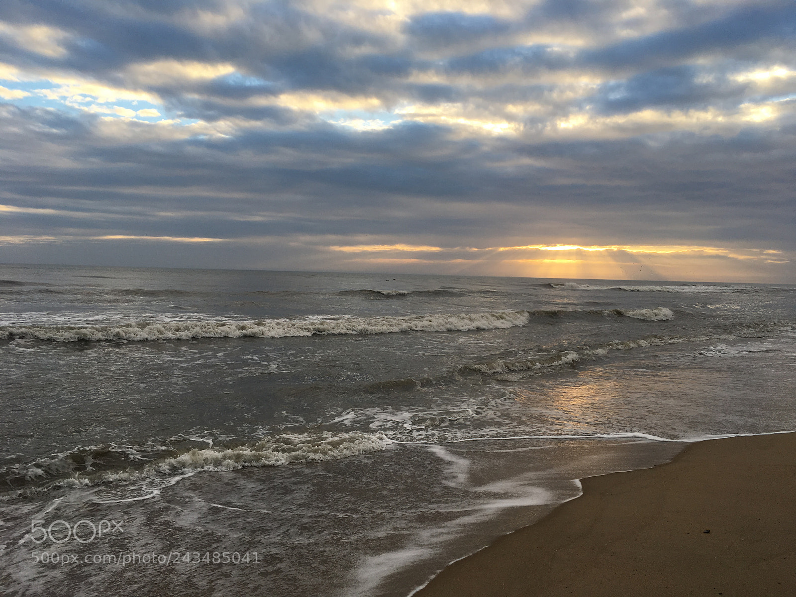 Apple iPhone SE sample photo. Sunrise over water photography