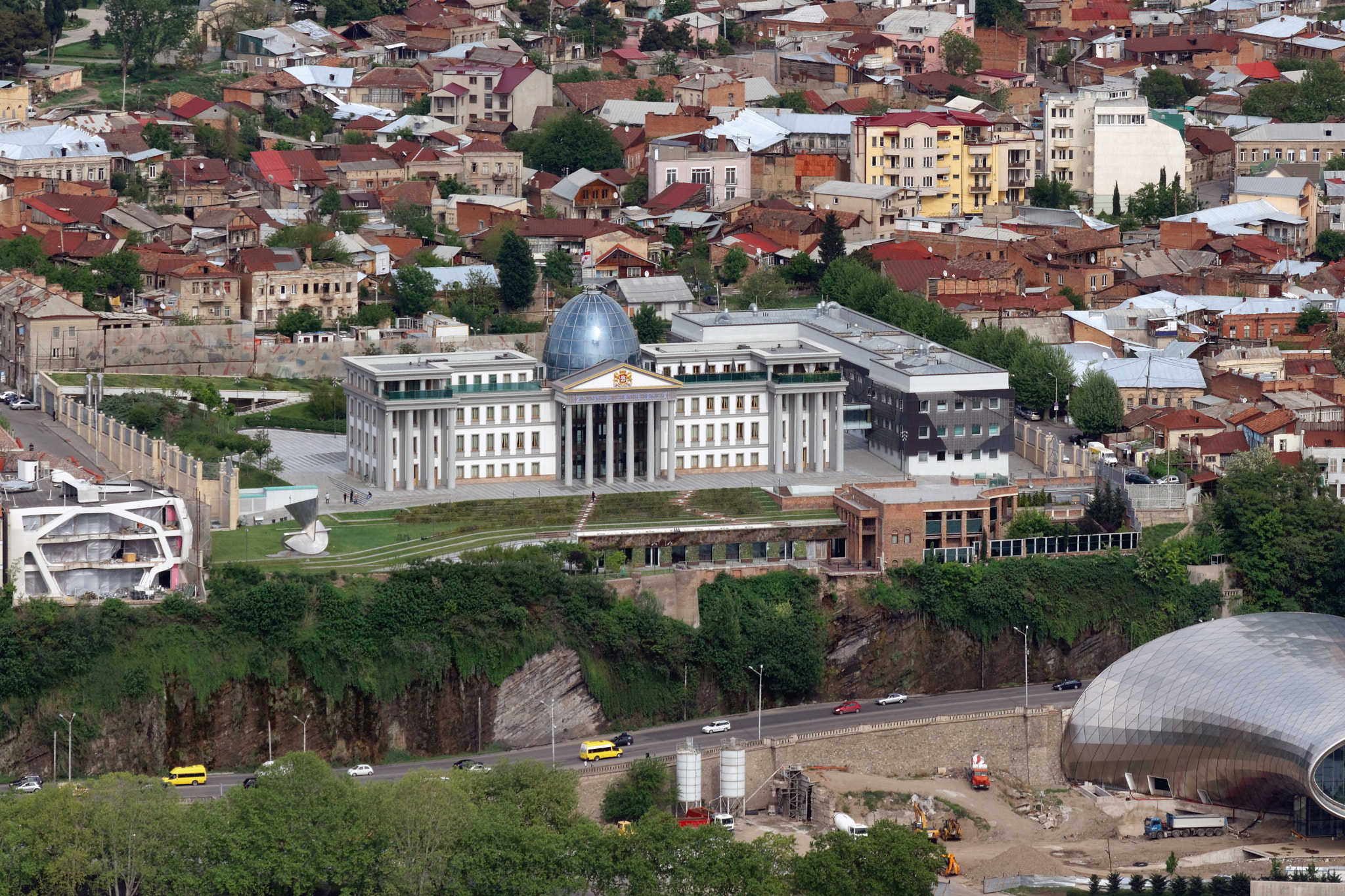 Canon EOS 550D (EOS Rebel T2i / EOS Kiss X4) + Sigma 50-200mm F4-5.6 DC OS HSM sample photo. Tbilisi. presidential palace photography