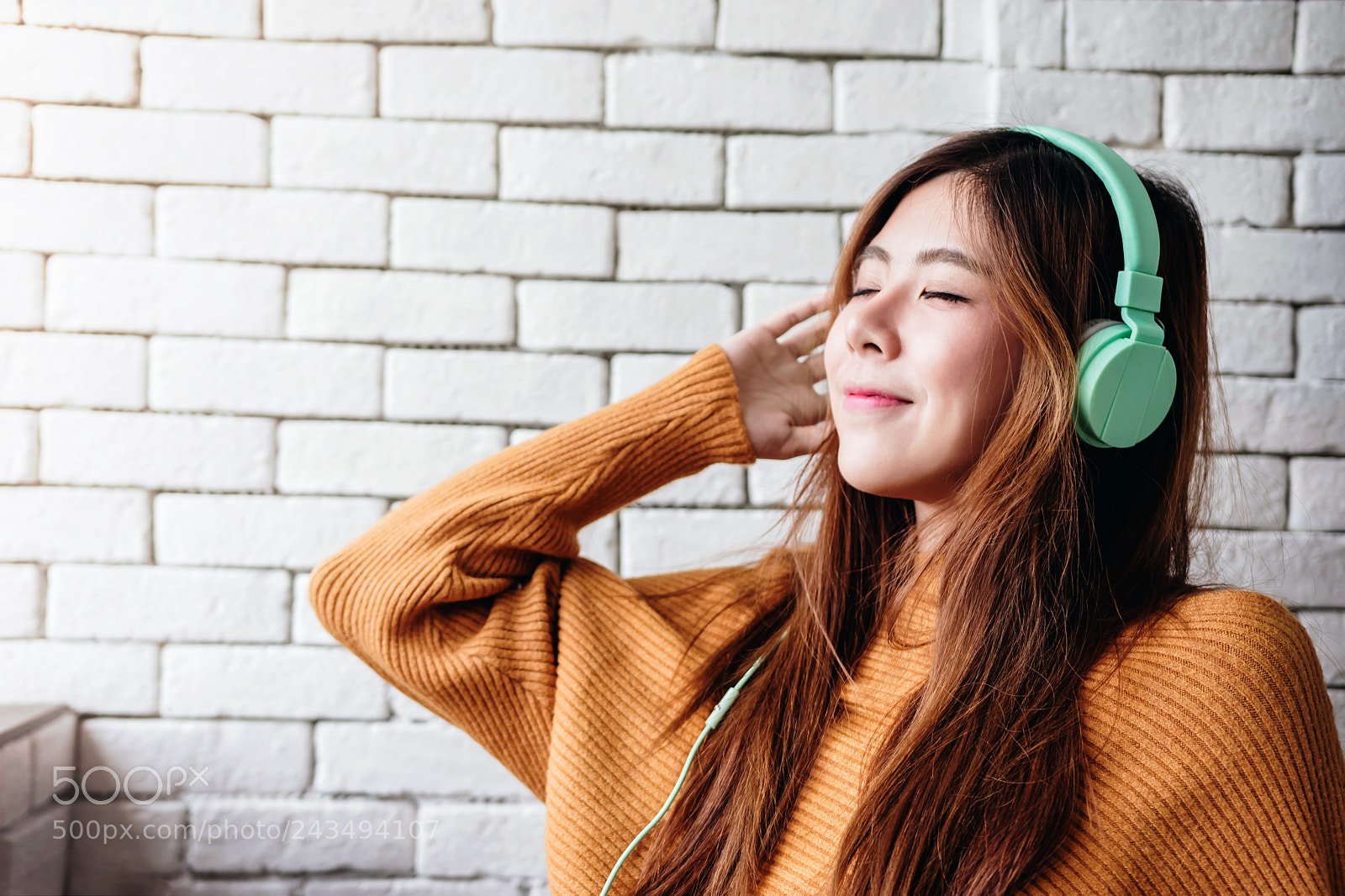Nikon D7200 sample photo. Young woman listening music photography