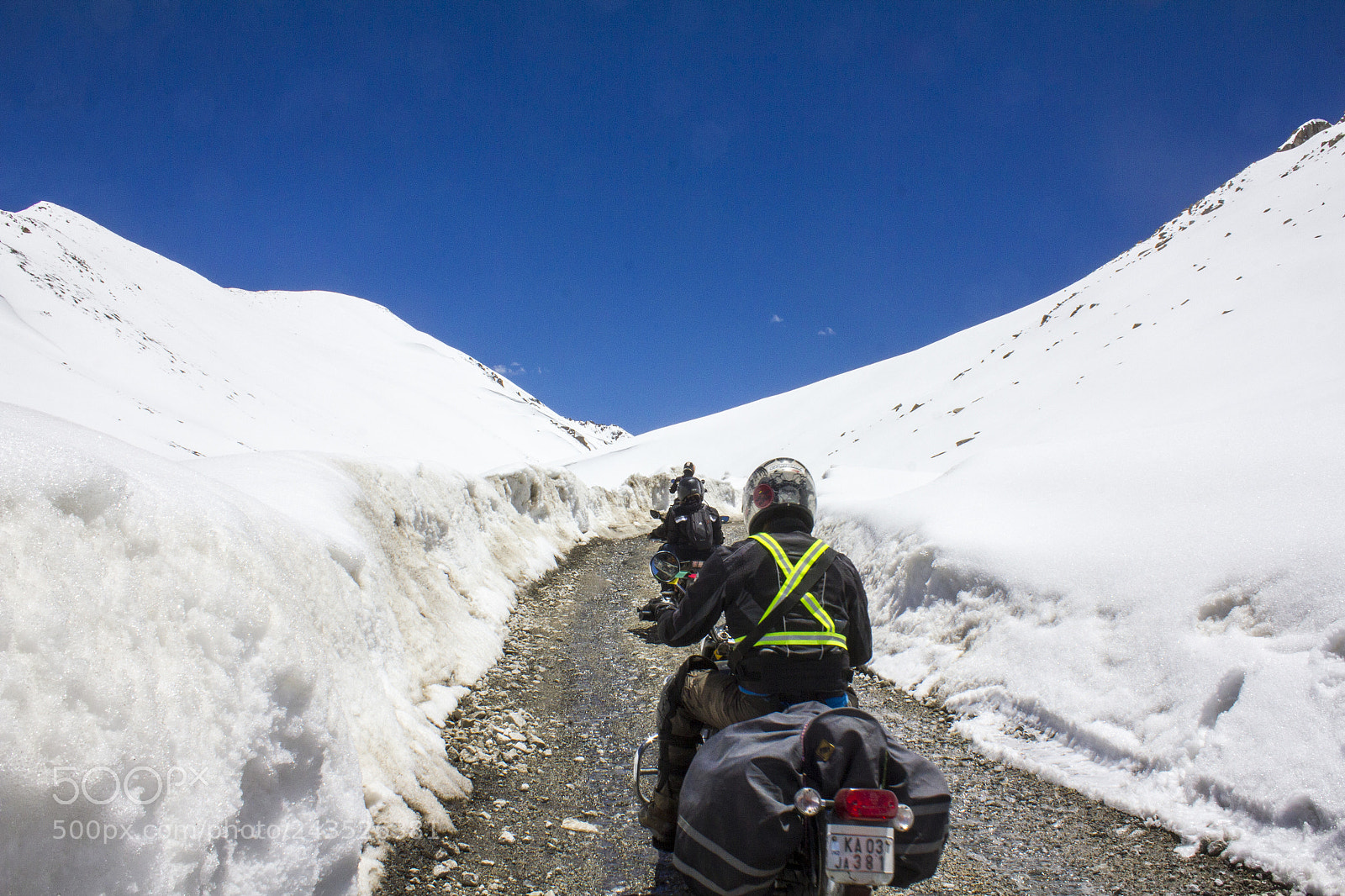 Canon EOS 550D (EOS Rebel T2i / EOS Kiss X4) sample photo. Riding through himalayan mountain photography