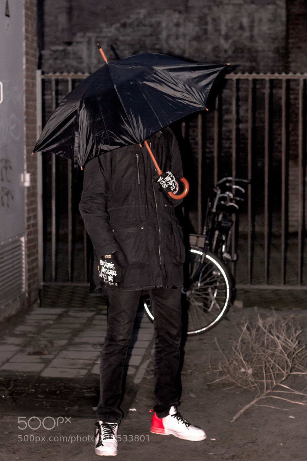 Canon EOS 550D (EOS Rebel T2i / EOS Kiss X4) sample photo. Umbrella in a back photography