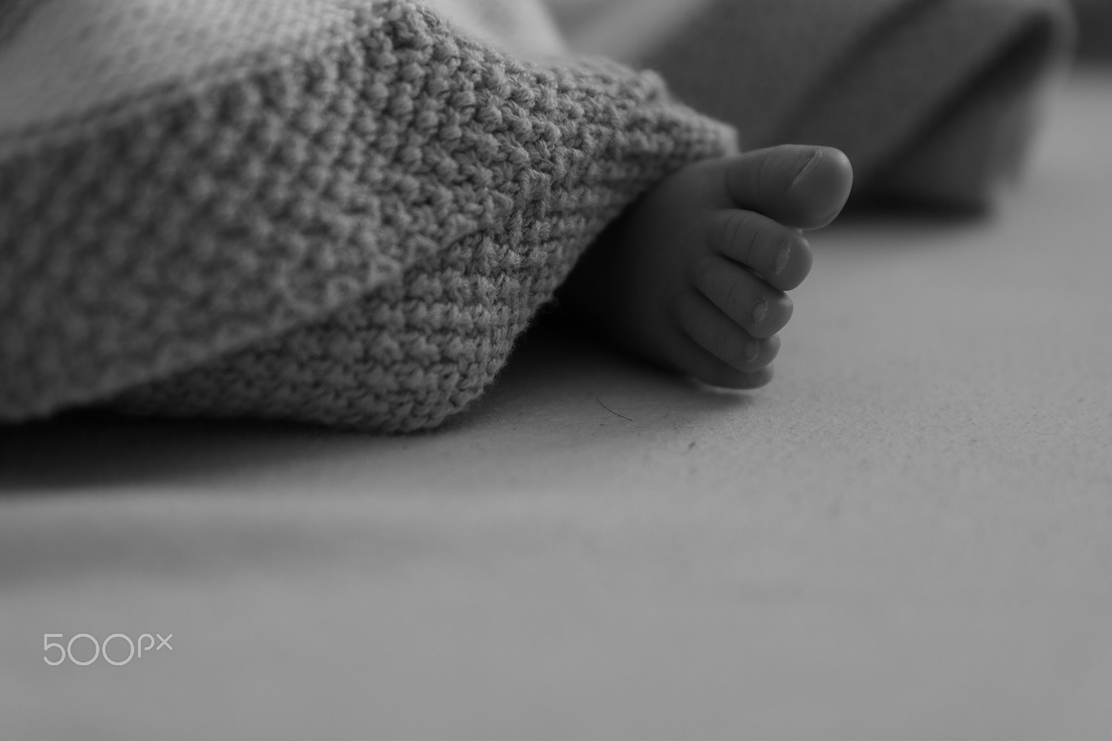 Canon EF-S 17-55mm F2.8 IS USM sample photo. Baby feet photography