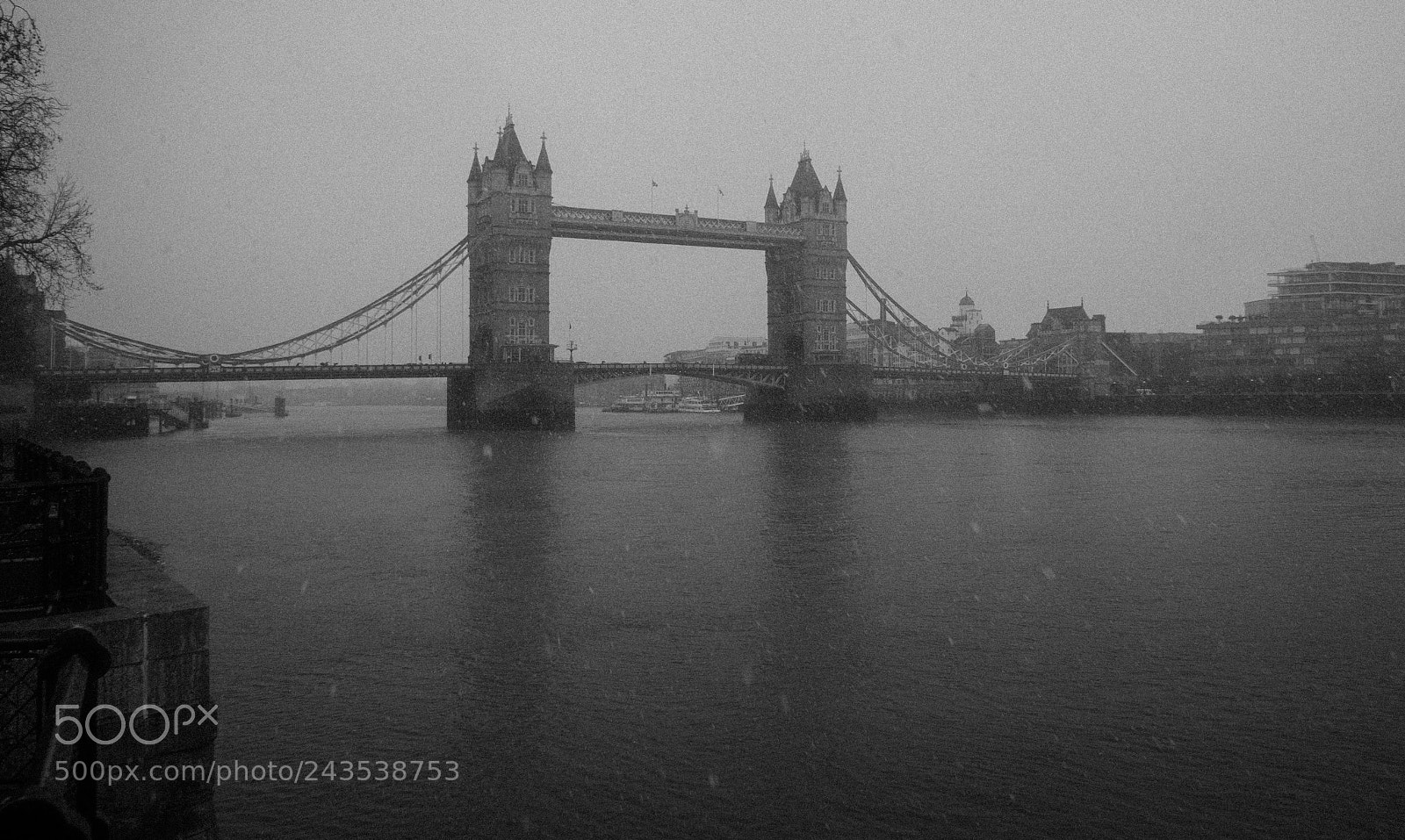 Panasonic Lumix DMC-G85 (Lumix DMC-G80) sample photo. London bridge under the photography