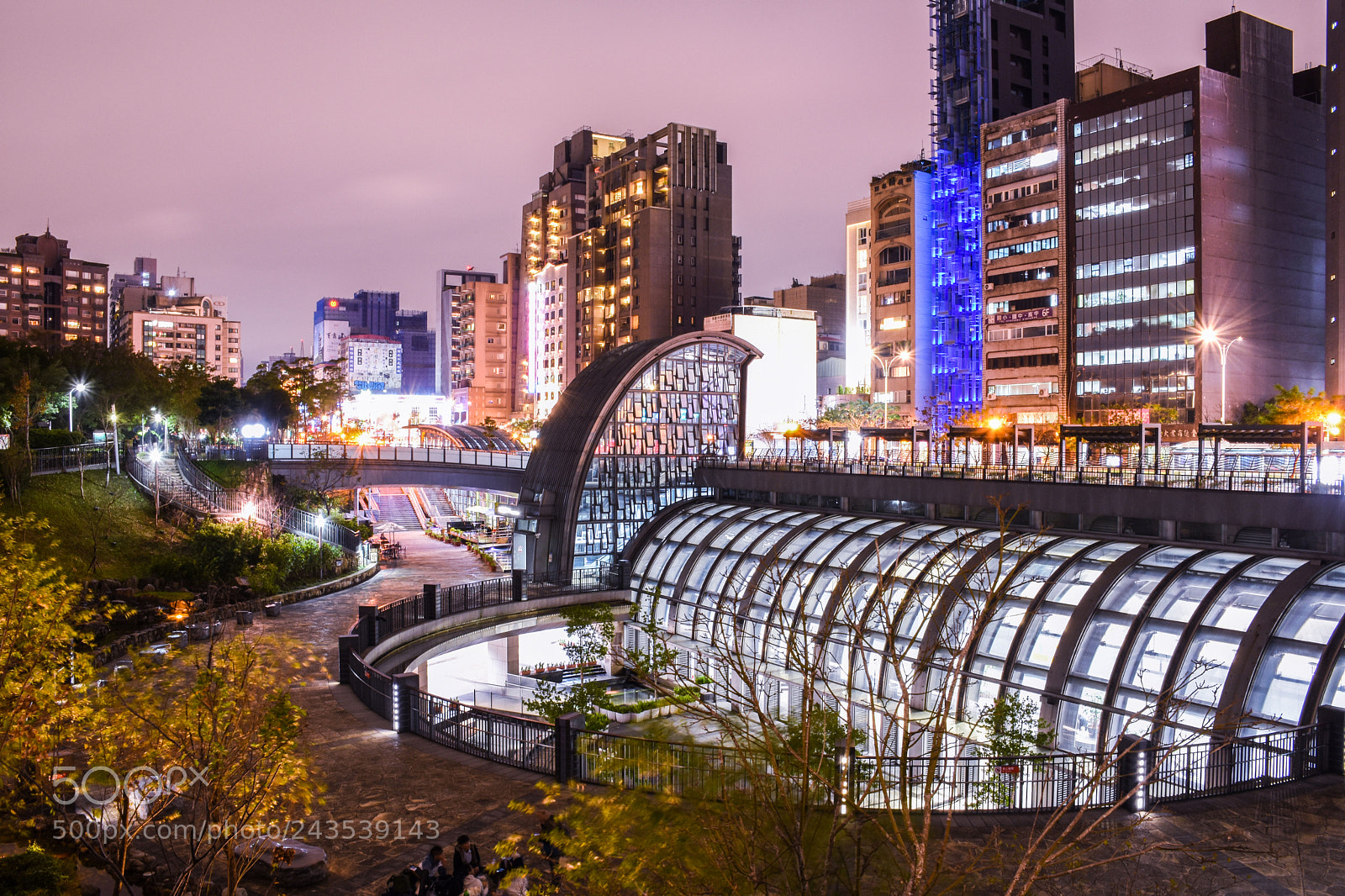 Nikon D7200 sample photo. 捷運站右邊 photography