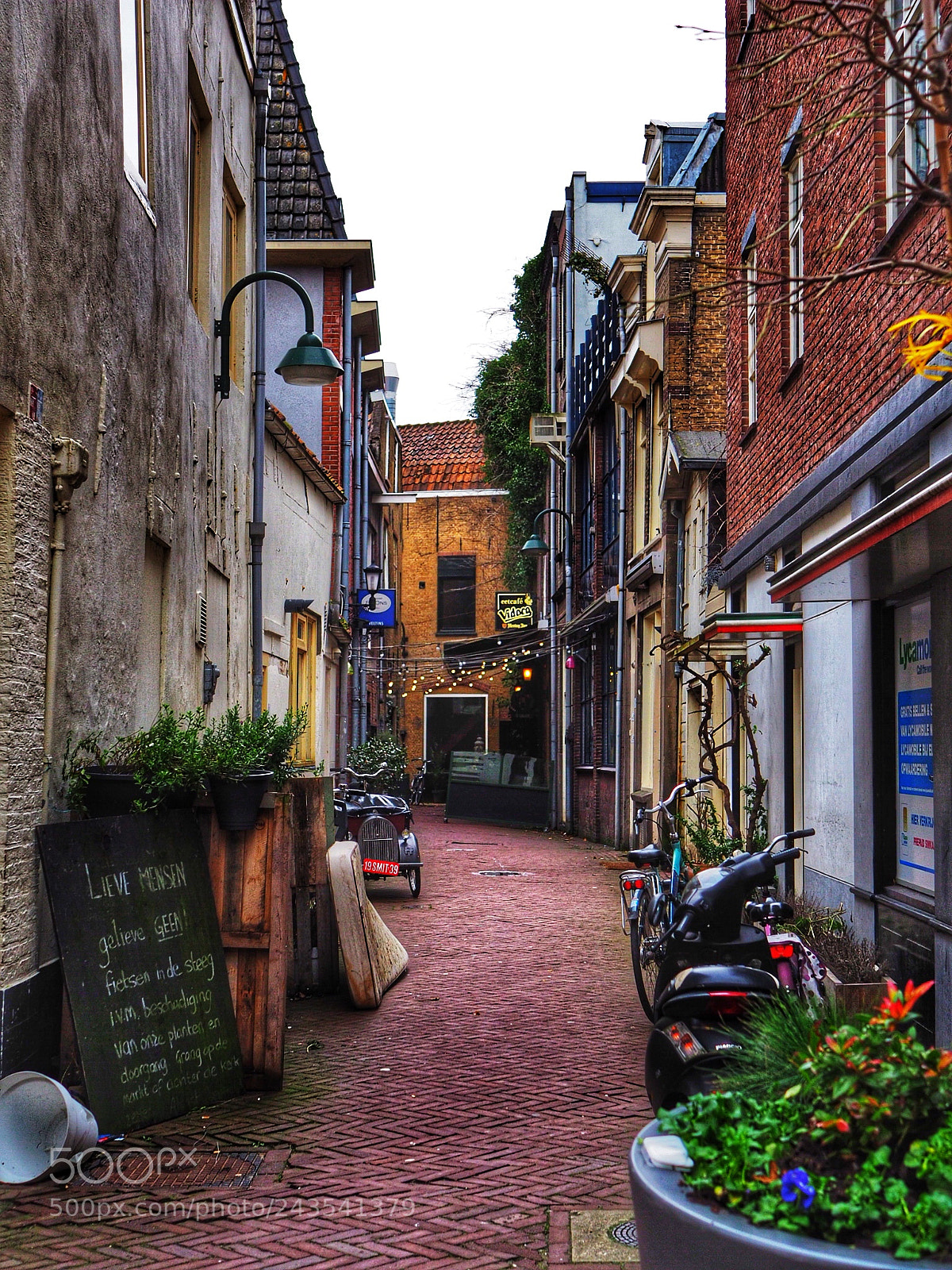 Olympus OM-D E-M10 II sample photo. Alley in gouda photography