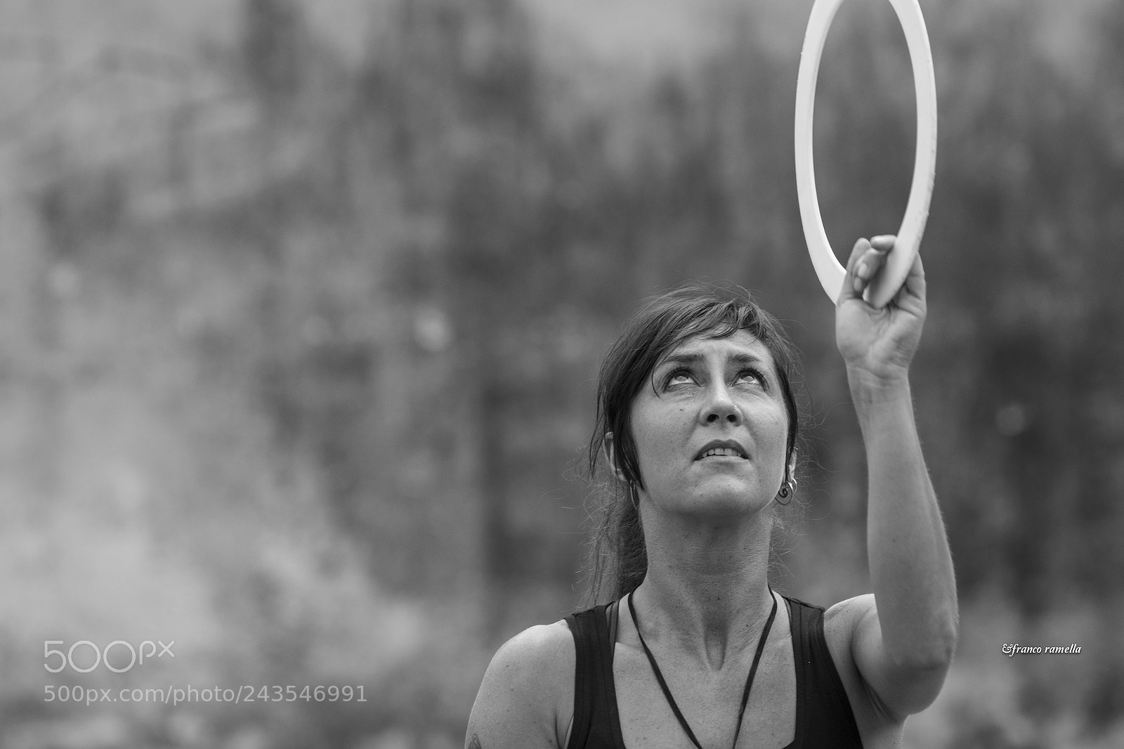 Canon EOS 7D Mark II sample photo. Ragazza con cerchio photography