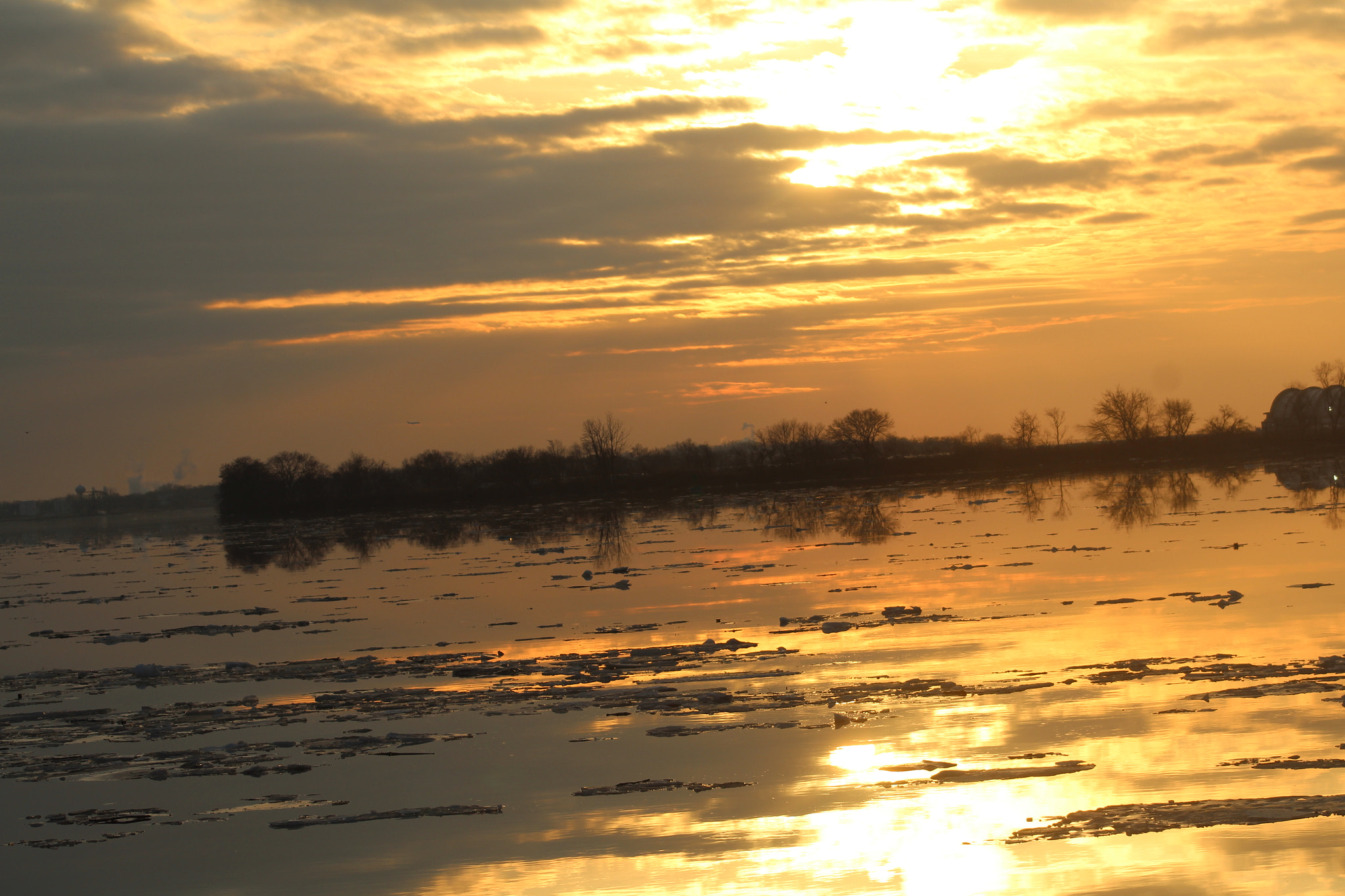 Canon EOS 1300D (EOS Rebel T6 / EOS Kiss X80) + EF75-300mm f/4-5.6 sample photo. Sunset on icy river photography