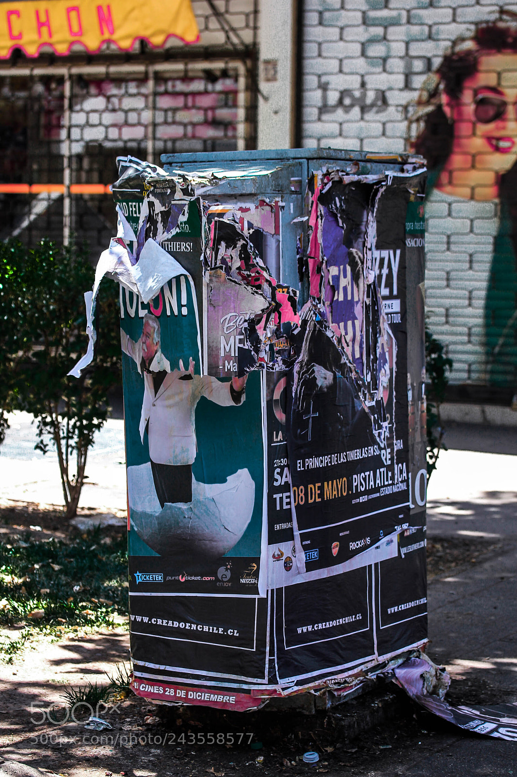 Canon EOS 550D (EOS Rebel T2i / EOS Kiss X4) sample photo. Ripped posters photography