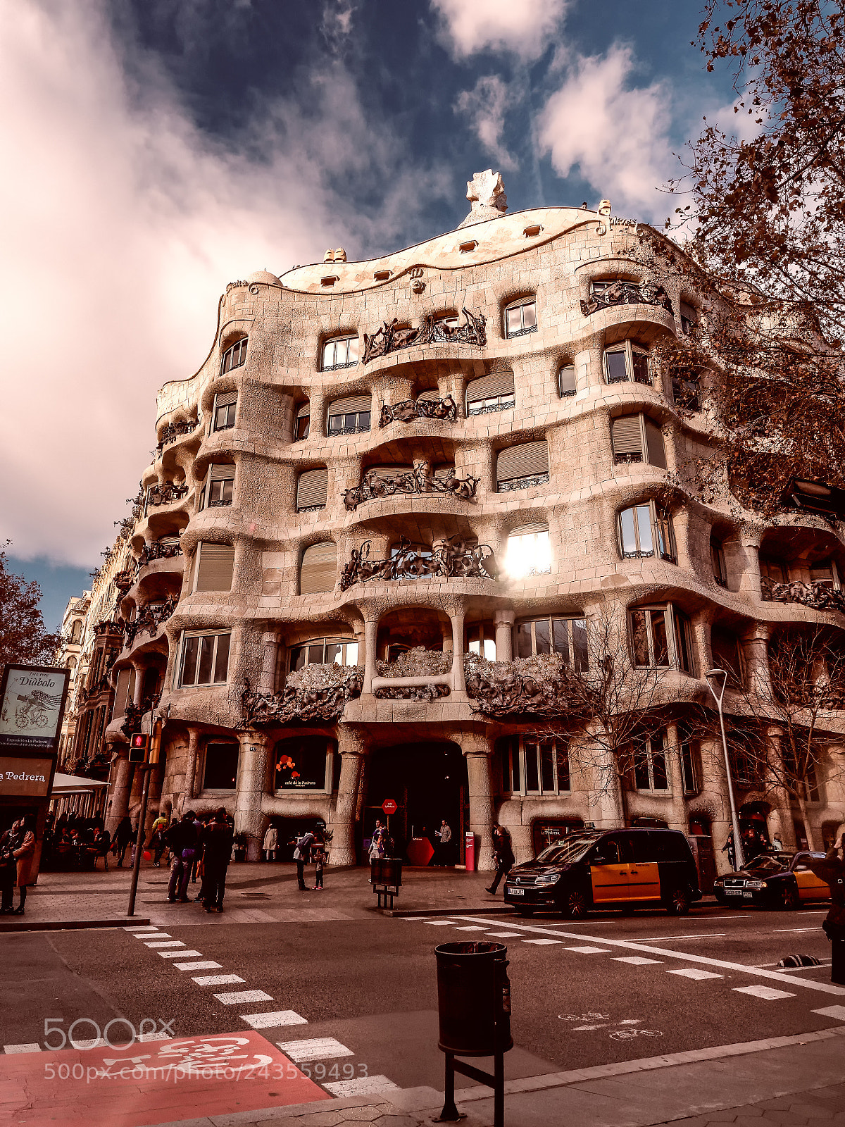Olympus OM-D E-M5 II sample photo. La pedrera. photography