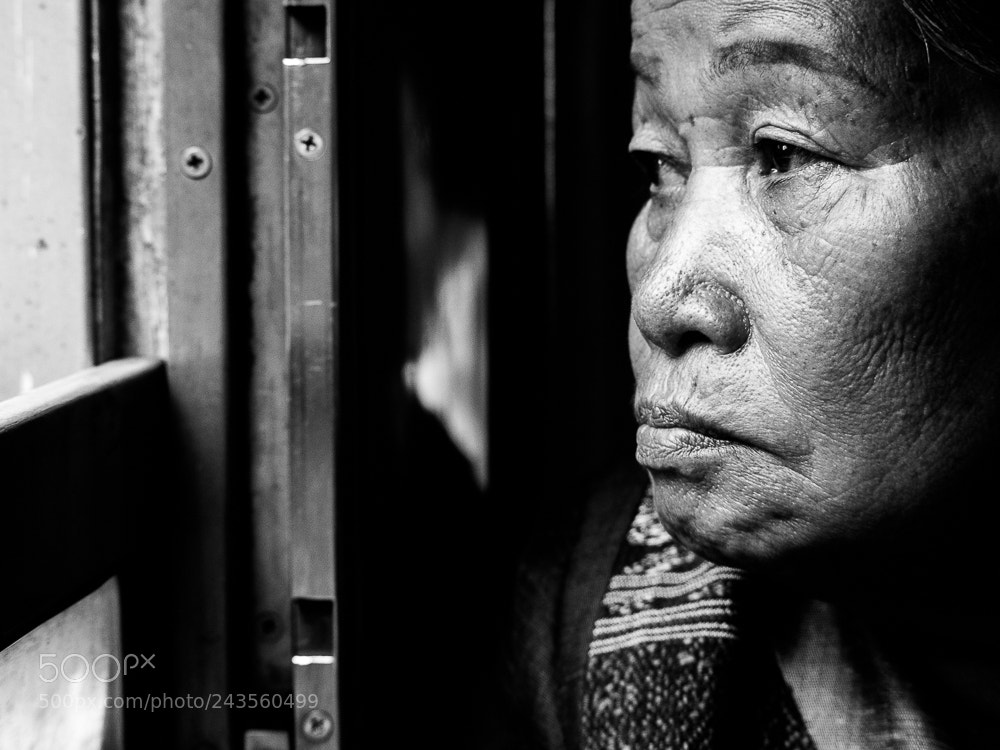 Olympus OM-D E-M10 II sample photo. Old lady waiting for photography
