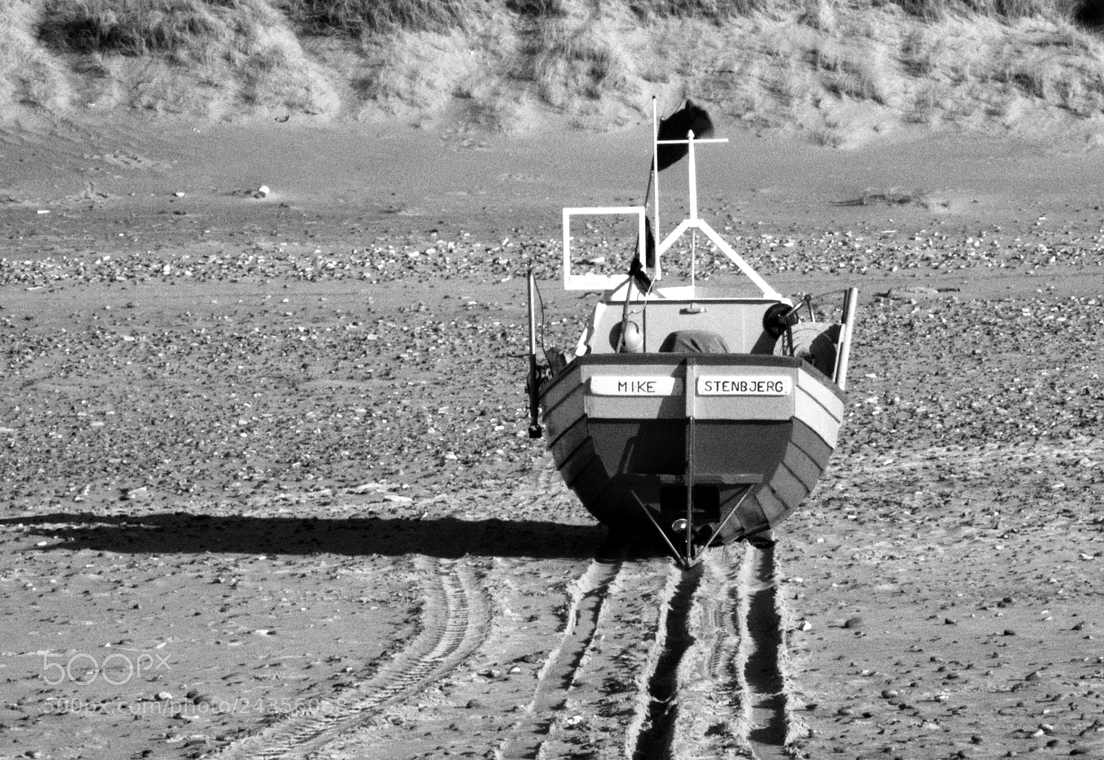 Sony Alpha DSLR-A200 sample photo. Boat in the sand photography