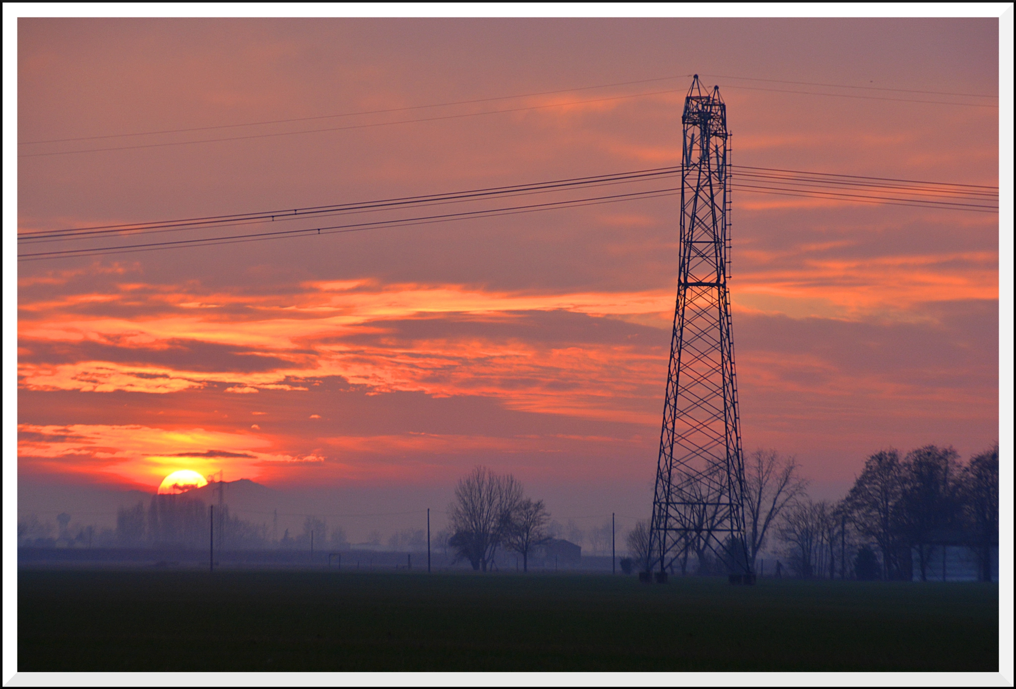 Nikon D5200 + Tamron AF 18-200mm F3.5-6.3 XR Di II LD Aspherical (IF) Macro sample photo. Red sunset in the po valley photography