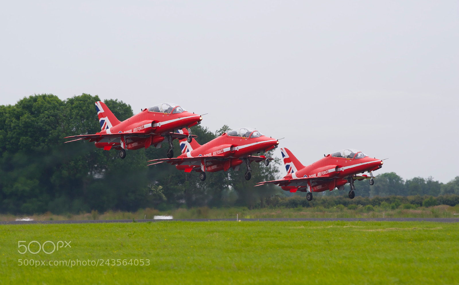 Nikon D3 sample photo. Perfect landing.... red arrows photography