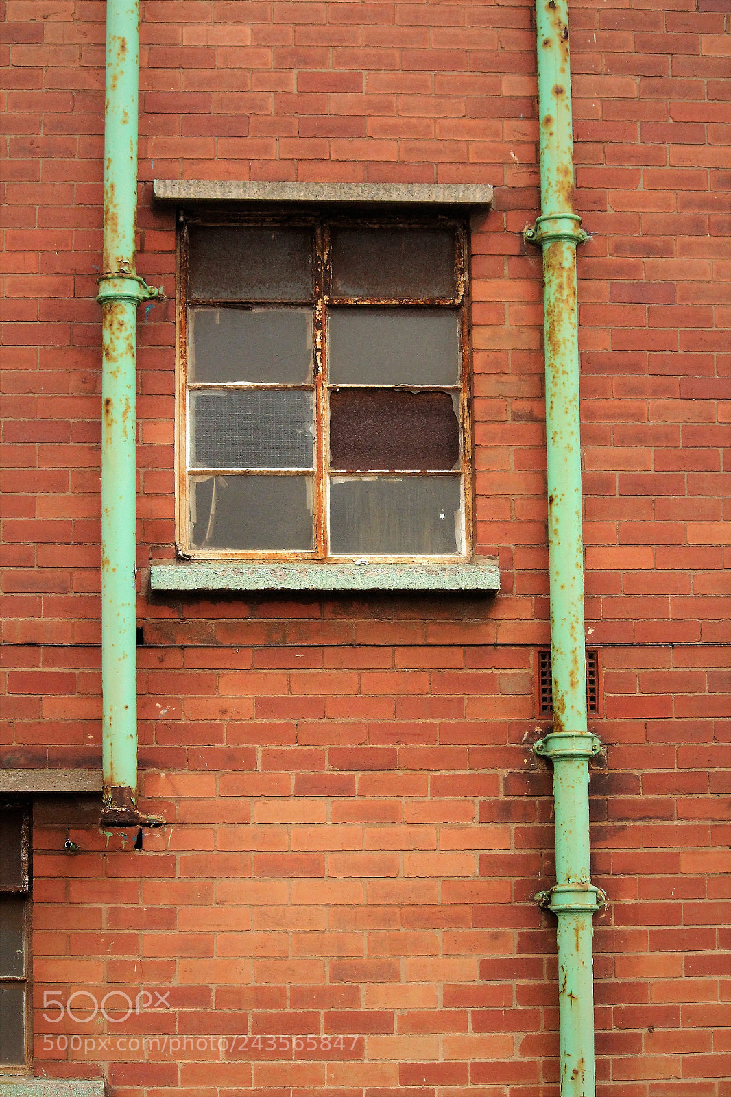 Canon EOS 650D (EOS Rebel T4i / EOS Kiss X6i) sample photo. Forgotten window photography
