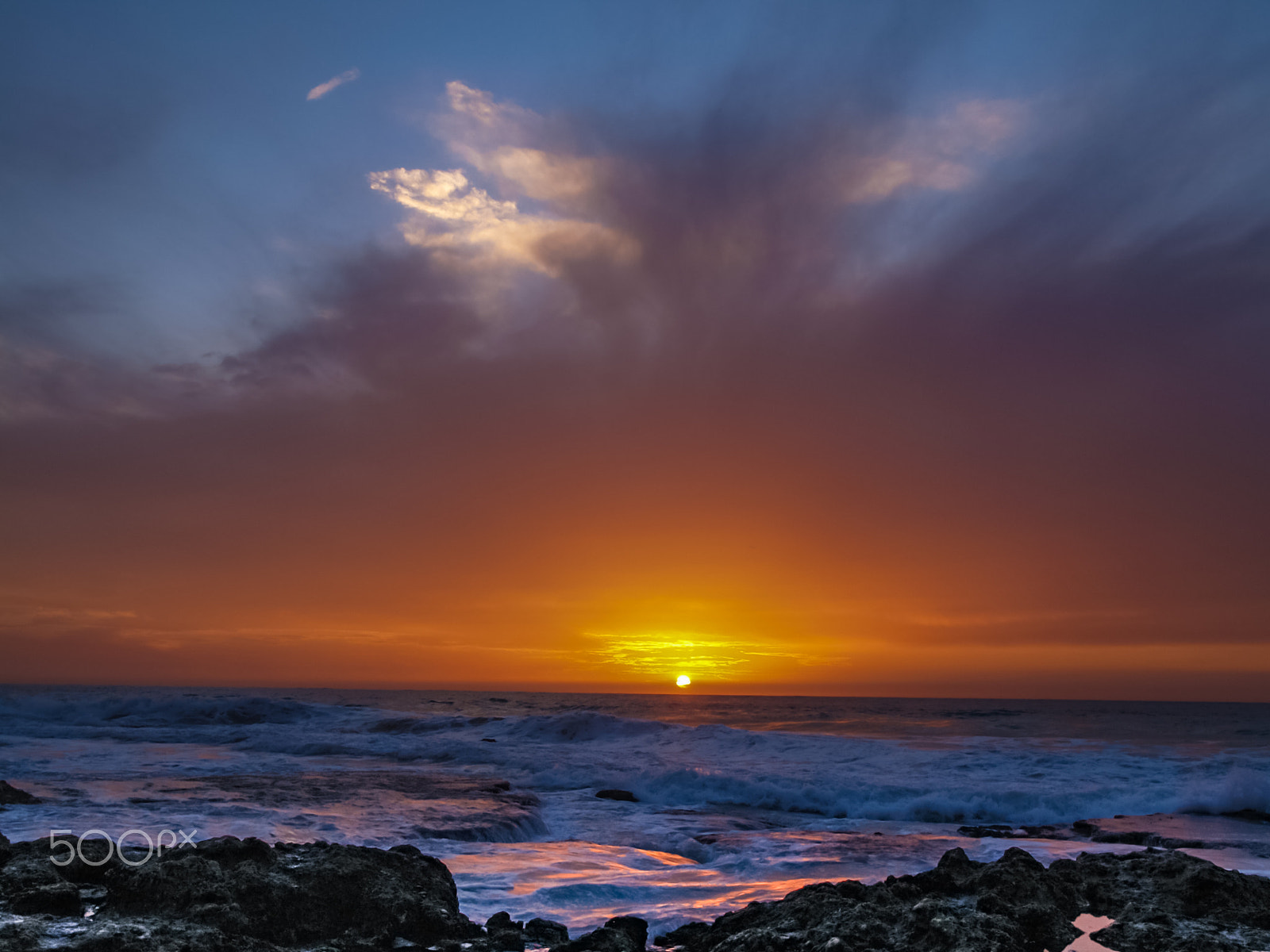 Olympus E-330 (EVOLT E-330) sample photo. The sun is setting over the sea. photography
