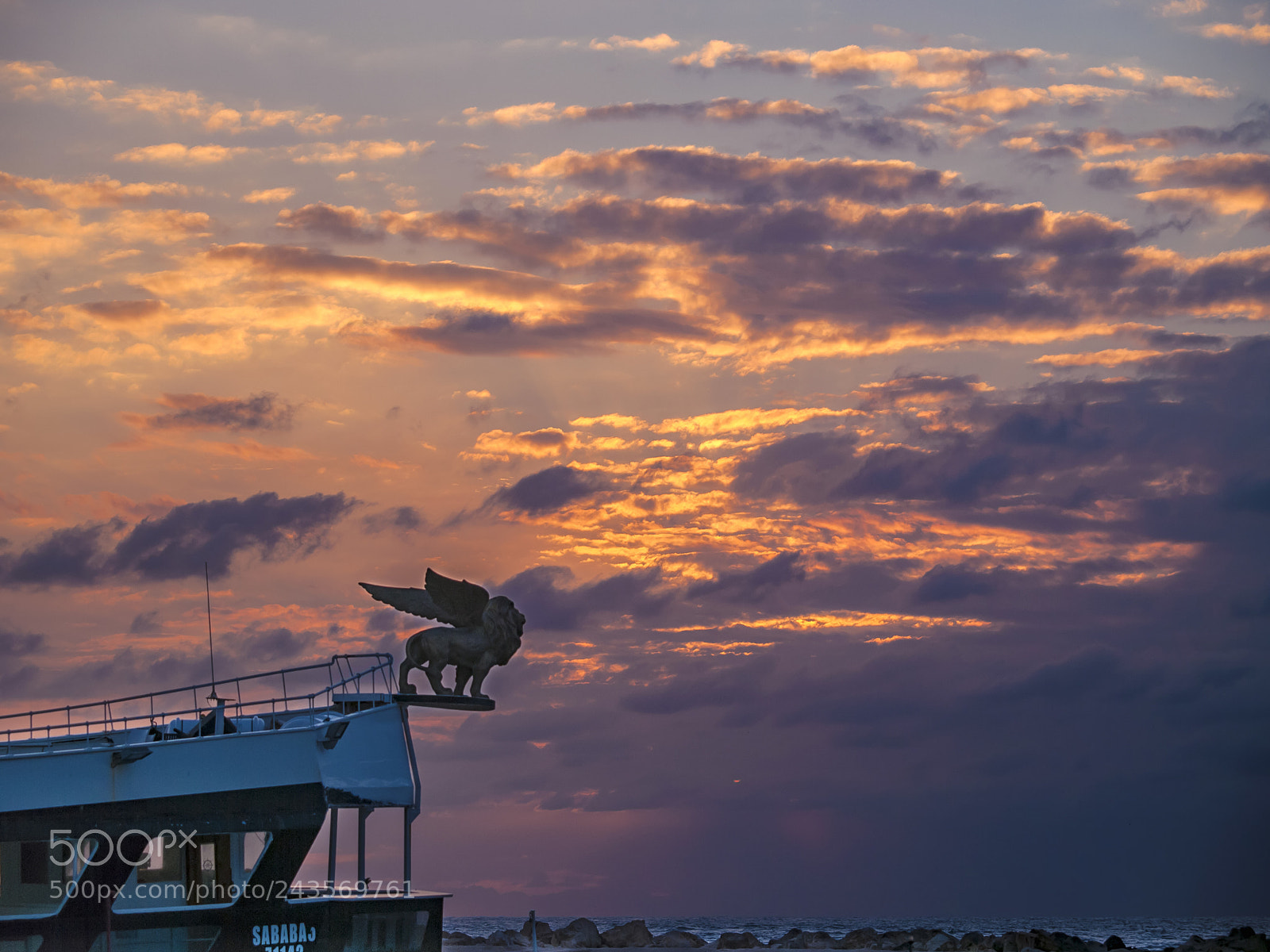 Olympus E-3 sample photo. Winged lion sees sun. photography