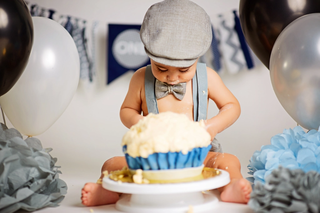 Portrait of cute adorable first birthday with gourmet cake letters one and balloons cake smash in... de jenya pavlovski en 500px.com