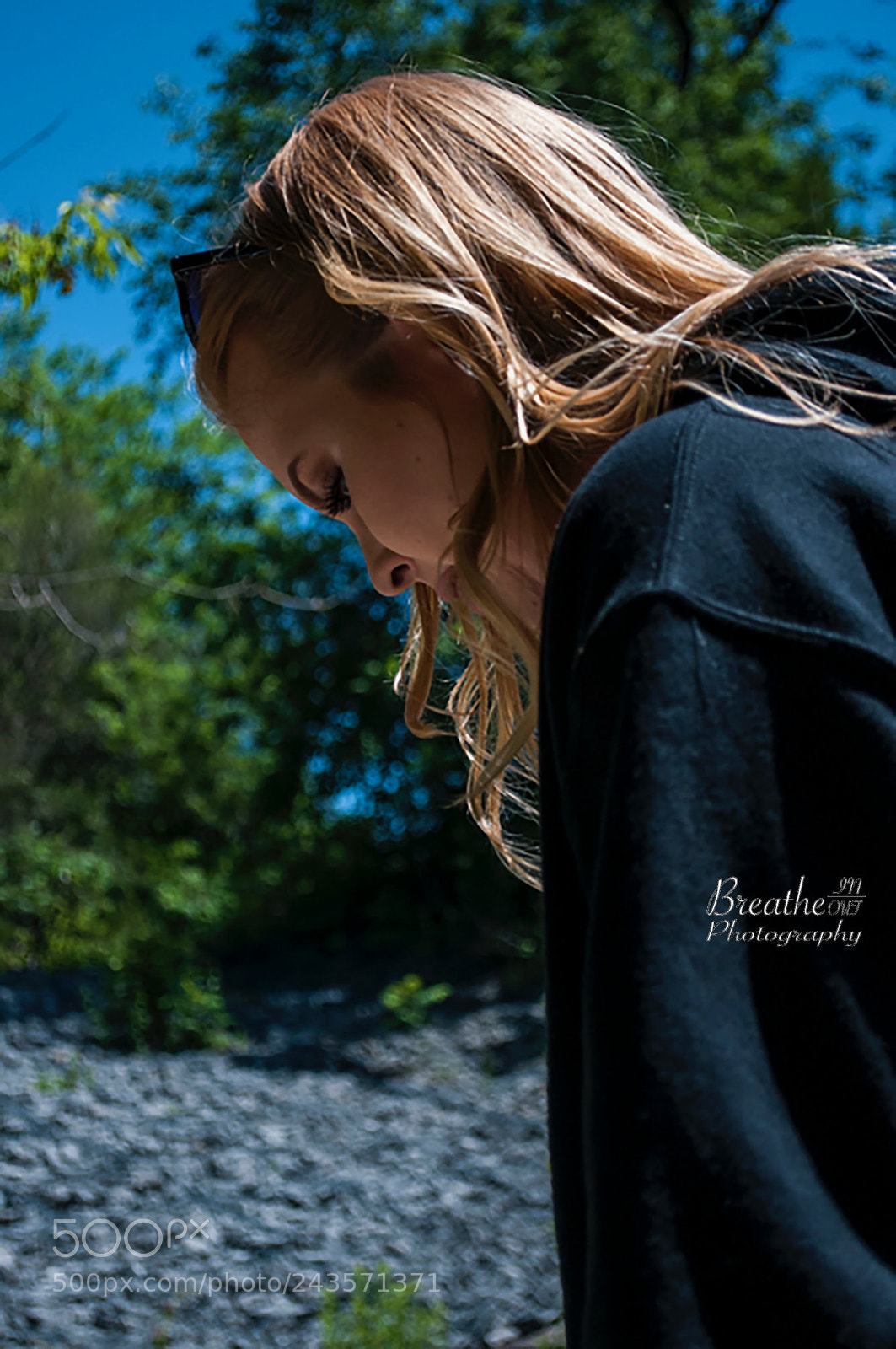 Nikon D300S sample photo. Looking down, feeling up photography