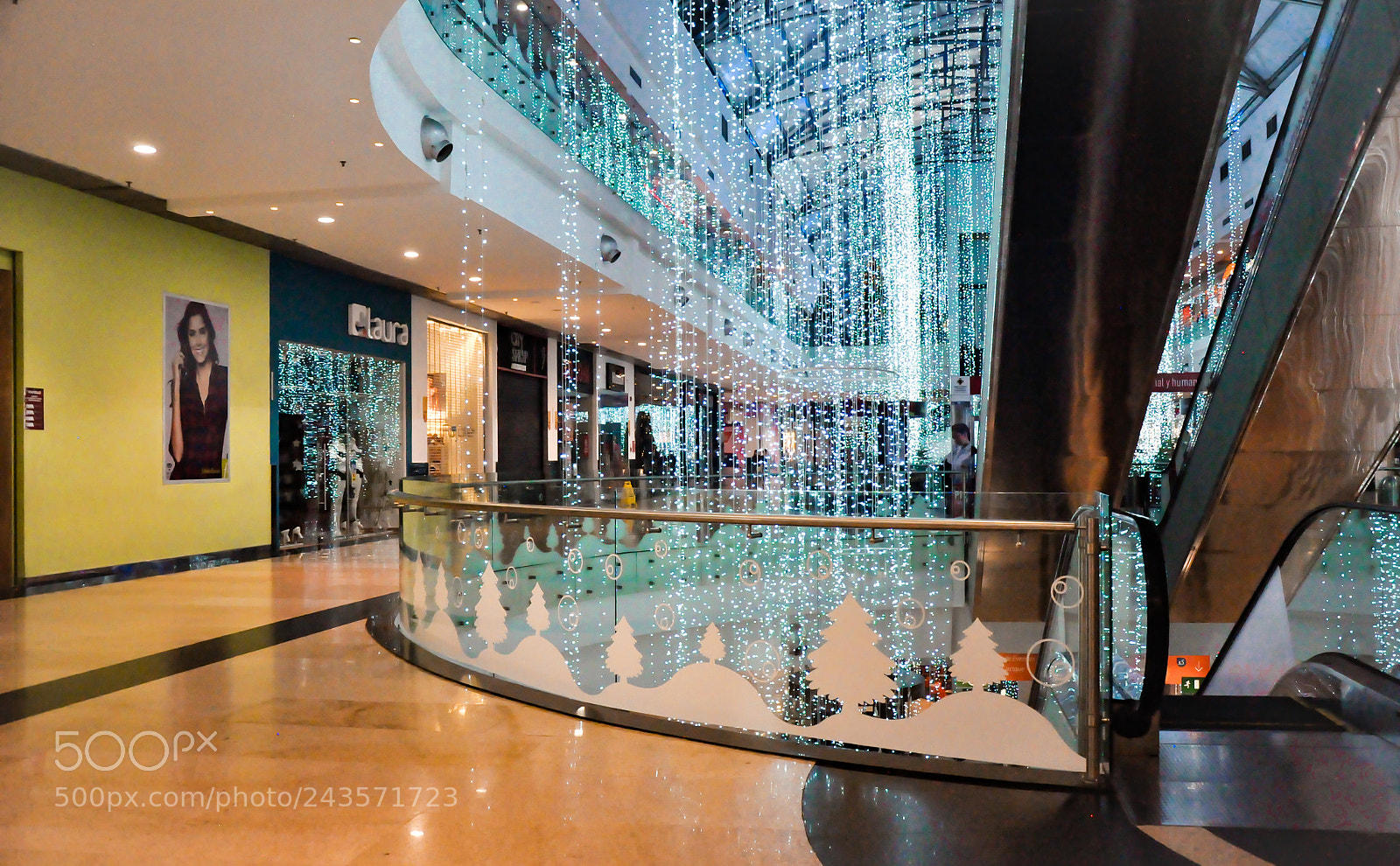 Nikon D90 sample photo. Mall photography