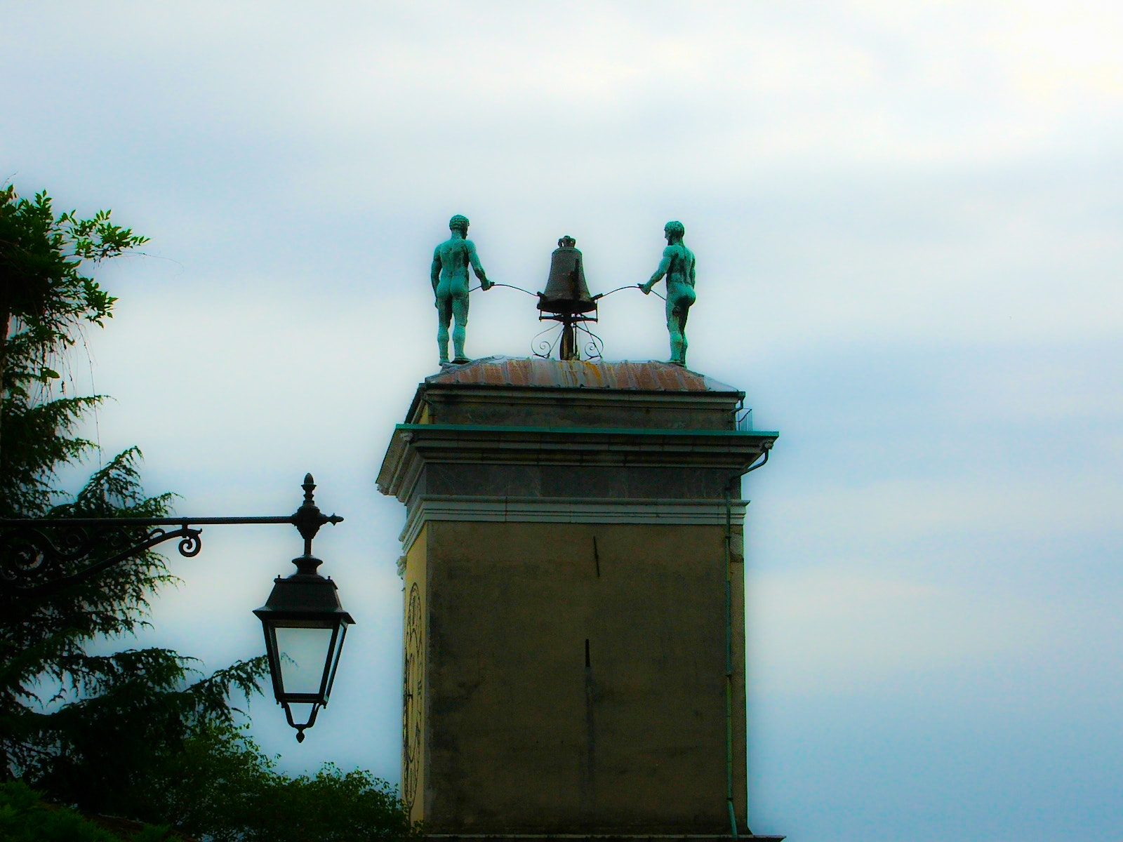 Fujifilm FinePix S5500 sample photo. Tthe bellmans from udine photography