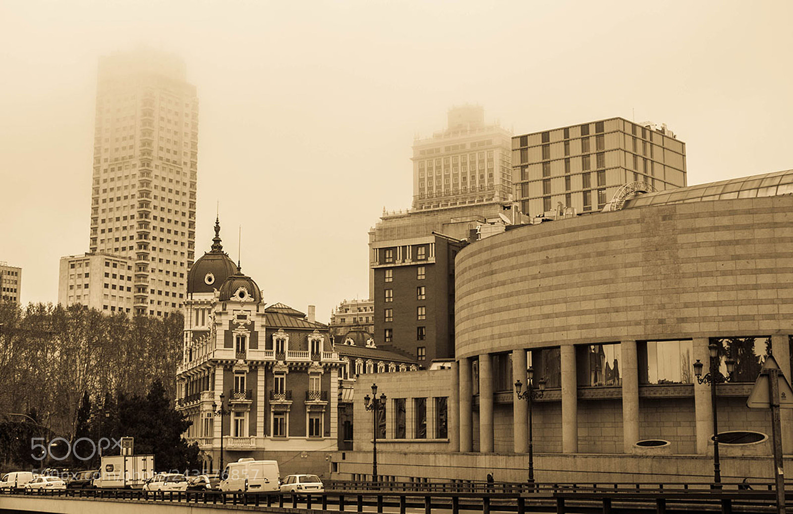 Canon EOS 1200D (EOS Rebel T5 / EOS Kiss X70 / EOS Hi) sample photo. Misty morning in madrid photography