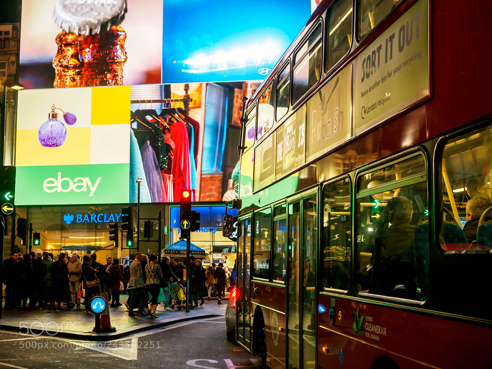 Olympus PEN E-PL7 sample photo. Piccadilly circus photography