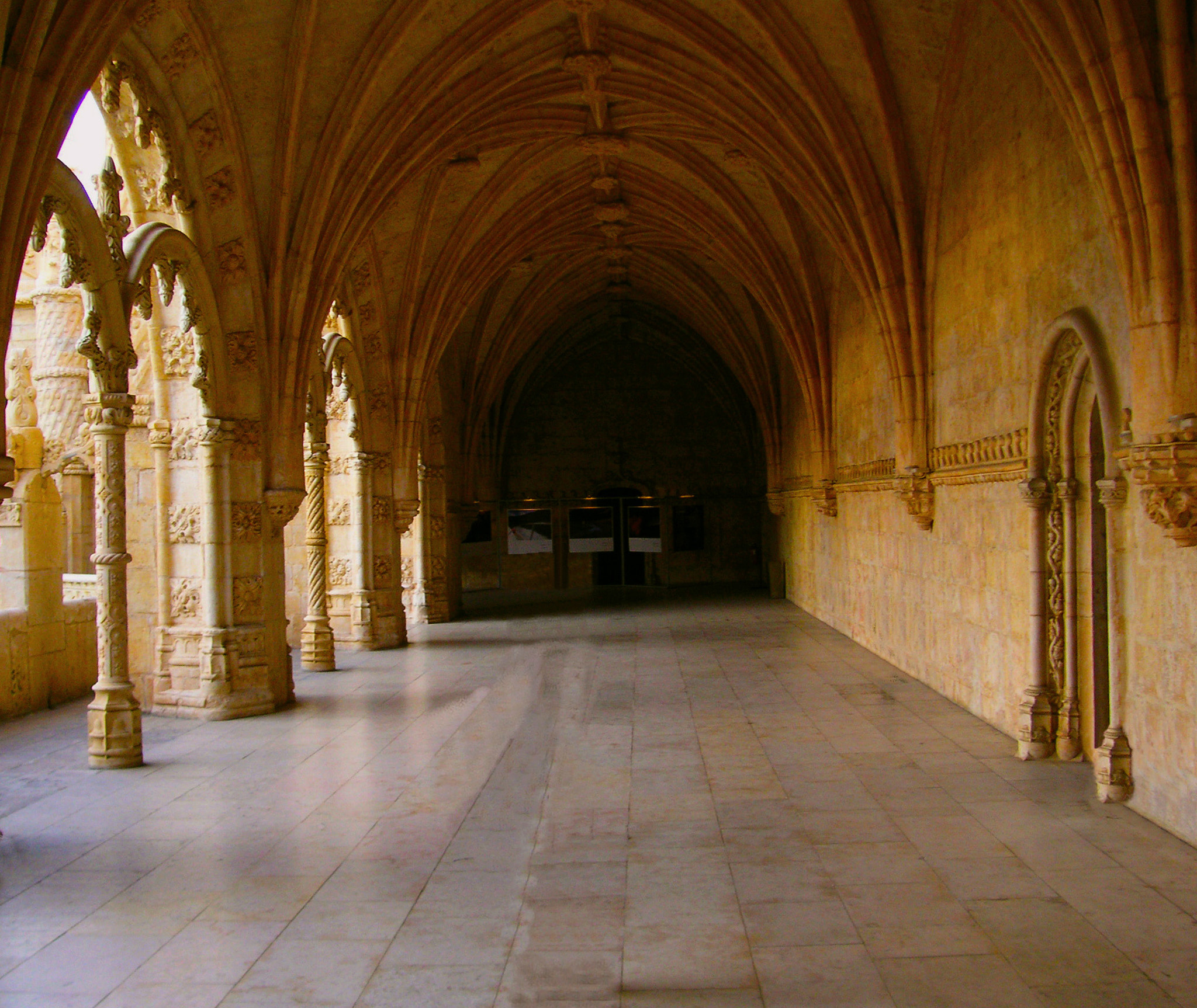 KONICA MINOLTA DiMAGE X50 sample photo. Claustro monasterio los jerónimos. lisboa photography