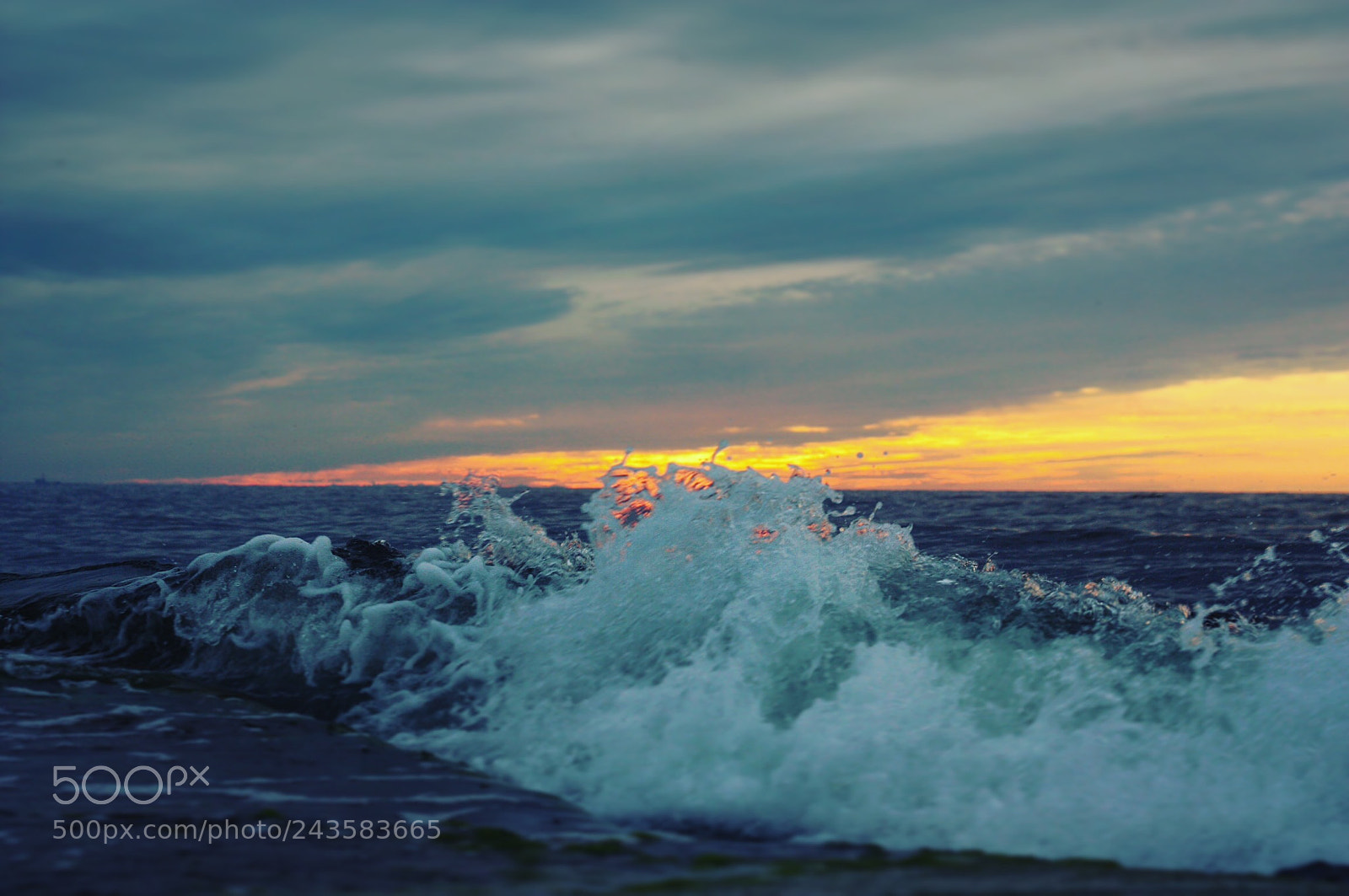 Canon EOS 450D (EOS Rebel XSi / EOS Kiss X2) sample photo. Waves in sundown photography