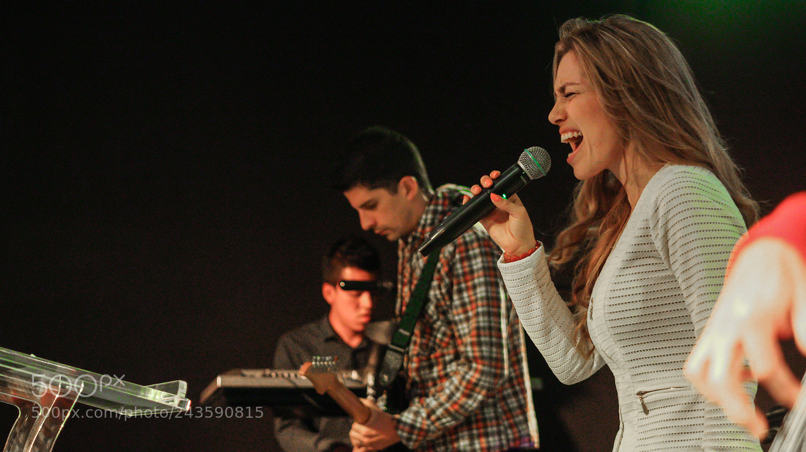 Canon EOS 700D (EOS Rebel T5i / EOS Kiss X7i) sample photo. Singing in a concert photography