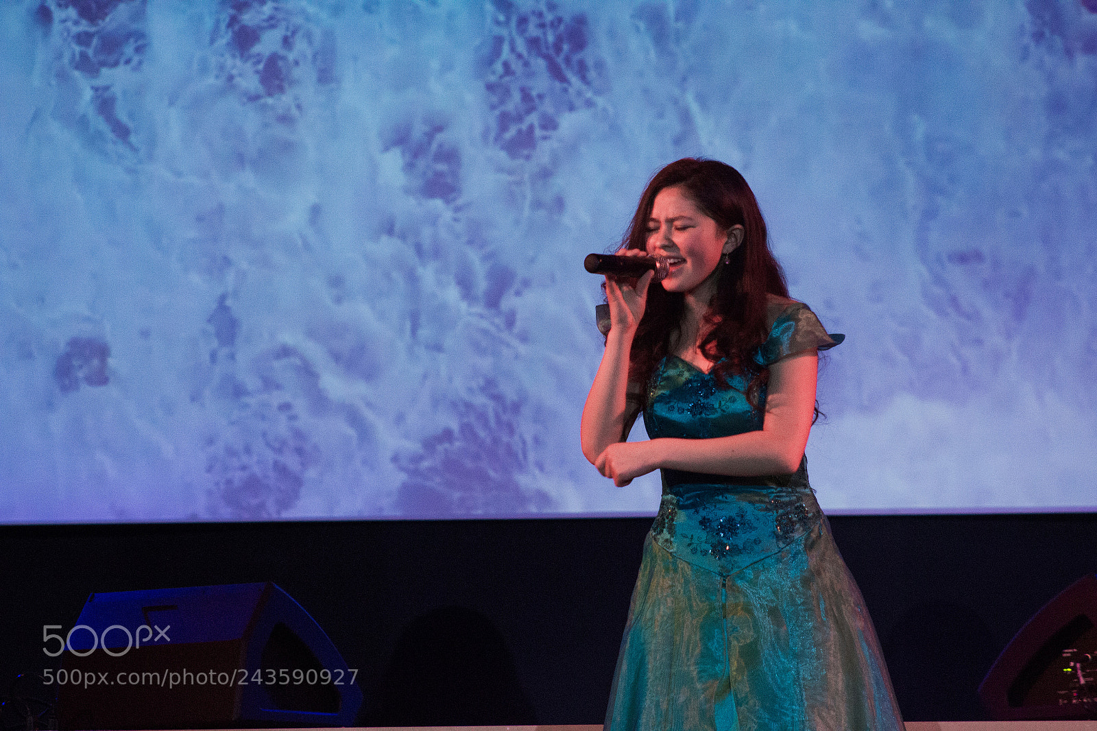 Canon EOS 700D (EOS Rebel T5i / EOS Kiss X7i) sample photo. Singing in a concert photography