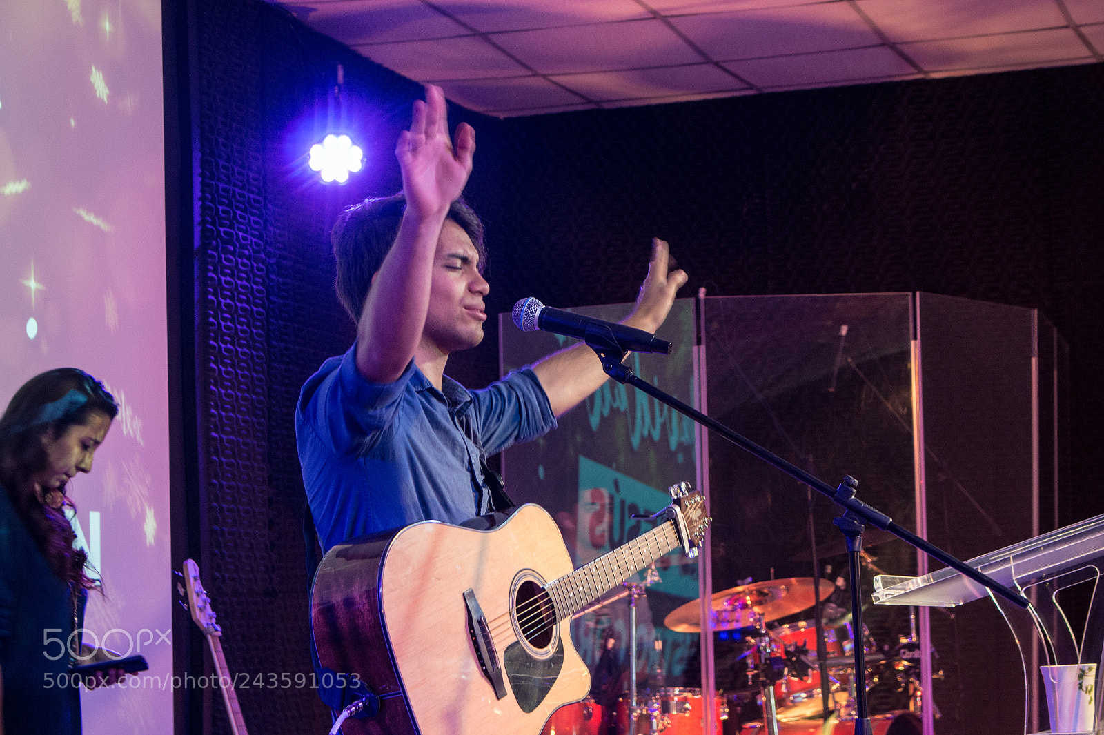 Canon EOS 700D (EOS Rebel T5i / EOS Kiss X7i) sample photo. Singing in a concert photography