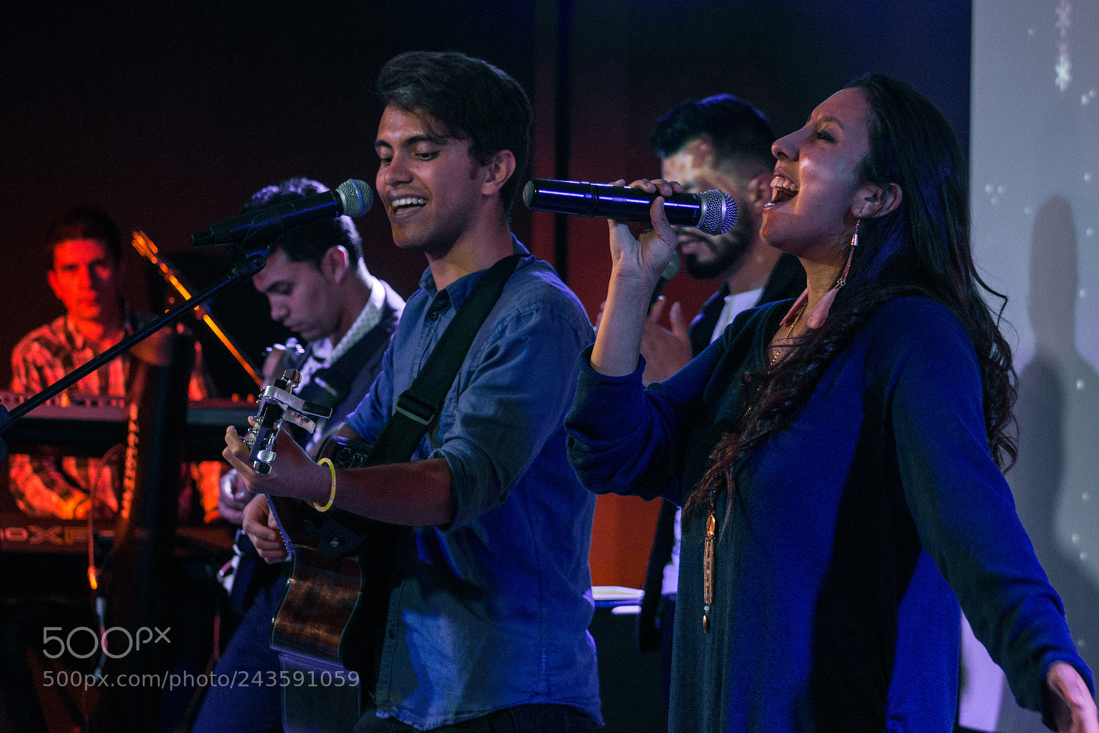 Canon EOS 700D (EOS Rebel T5i / EOS Kiss X7i) sample photo. Singing in a concert photography
