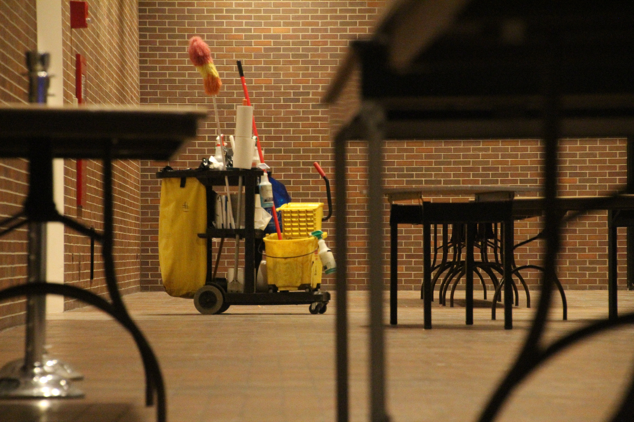 Canon EOS 1200D (EOS Rebel T5 / EOS Kiss X70 / EOS Hi) sample photo. Abandoned cleaning utensils. 被遺棄的清潔用具。 捨てられた清掃用品。 photography