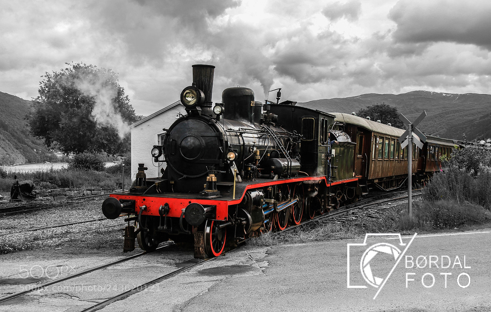 Canon EOS 550D (EOS Rebel T2i / EOS Kiss X4) sample photo. Old steam train in photography